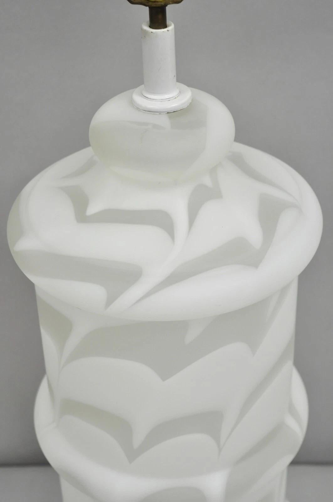 Vintage Murano Mazzega Style White Frosted Swirl Glass Large Table Lamp (Unbekannt) im Angebot