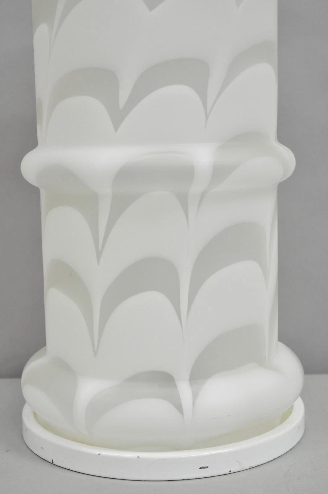 Vintage Murano Mazzega Style White Frosted Swirl Glass Large Table Lamp im Zustand „Gut“ im Angebot in Philadelphia, PA
