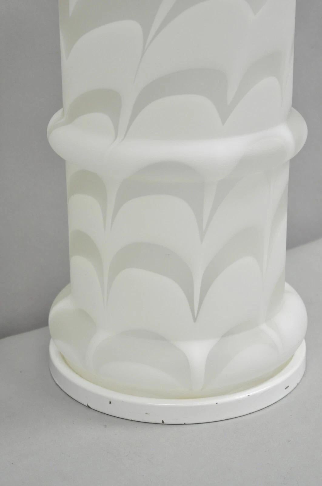 Vintage Murano Mazzega Style White Frosted Swirl Glass Large Table Lamp (20. Jahrhundert) im Angebot
