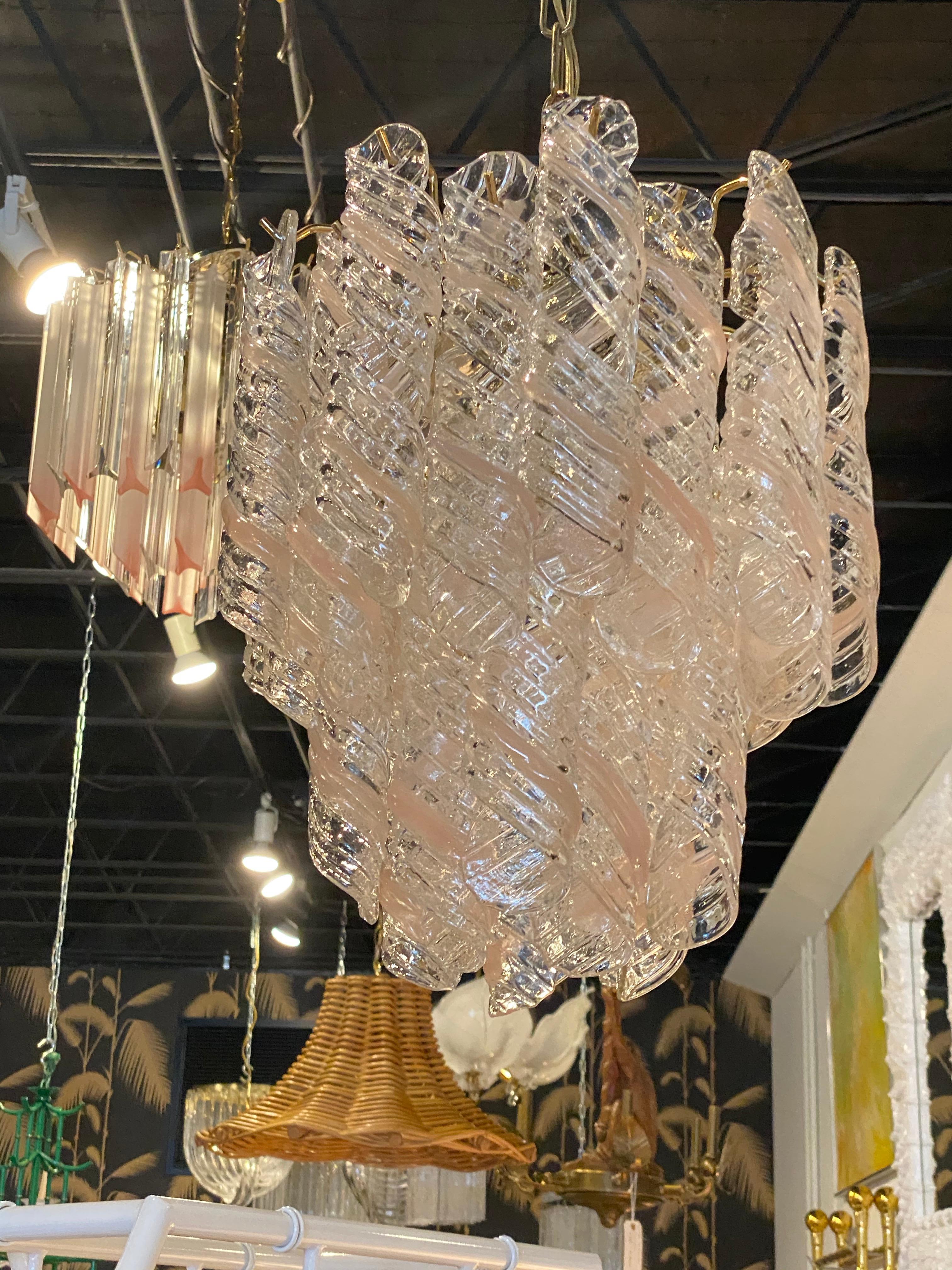 Américain Vintage Murano Mazzega Torciglione Glass Pink Spiral Chandelier 2-Tier 4-Light