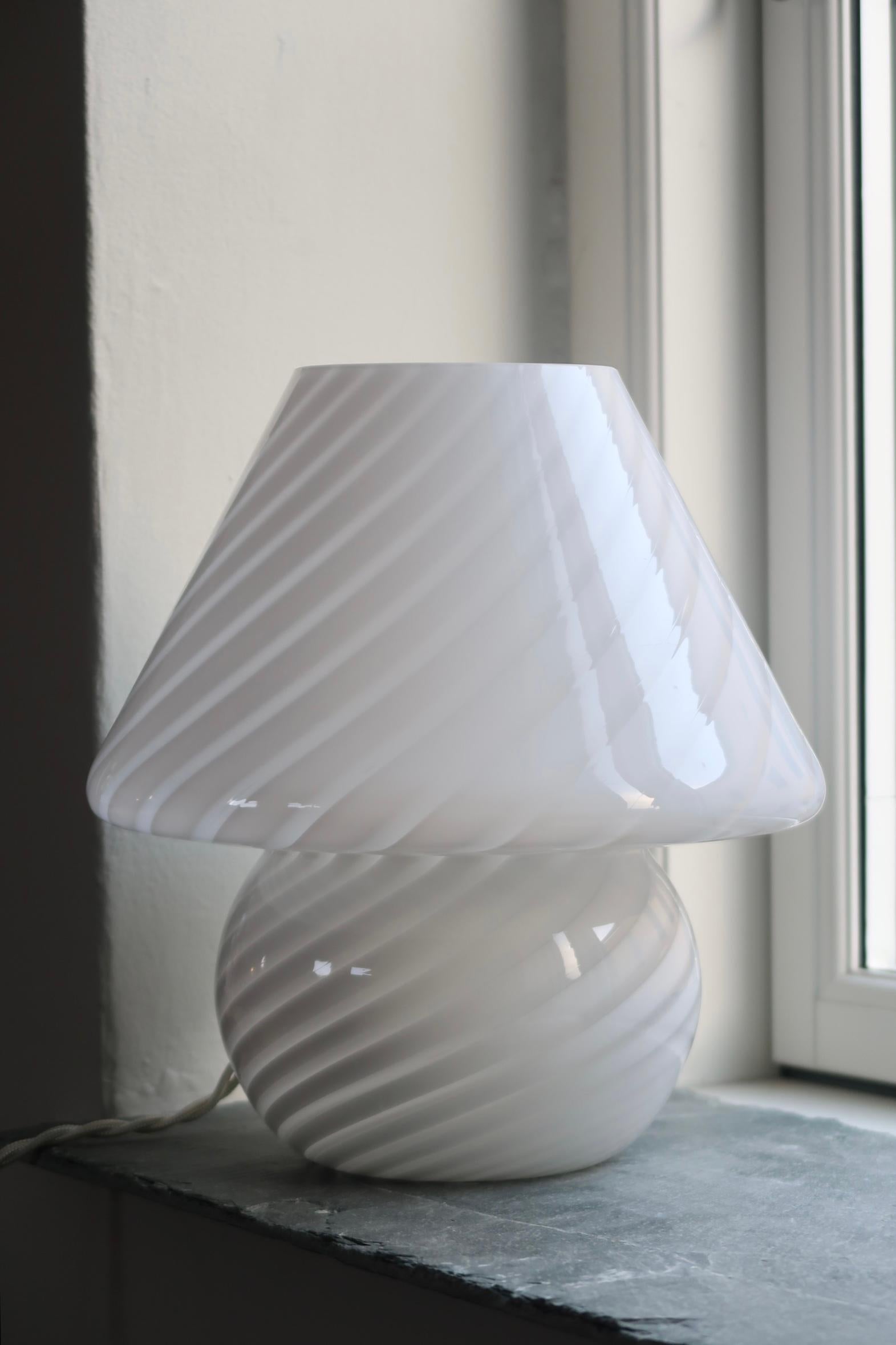 Mid-Century Modern Vintage Murano medium white mushroom table lamp with swirl in glass, Italy 1970s For Sale