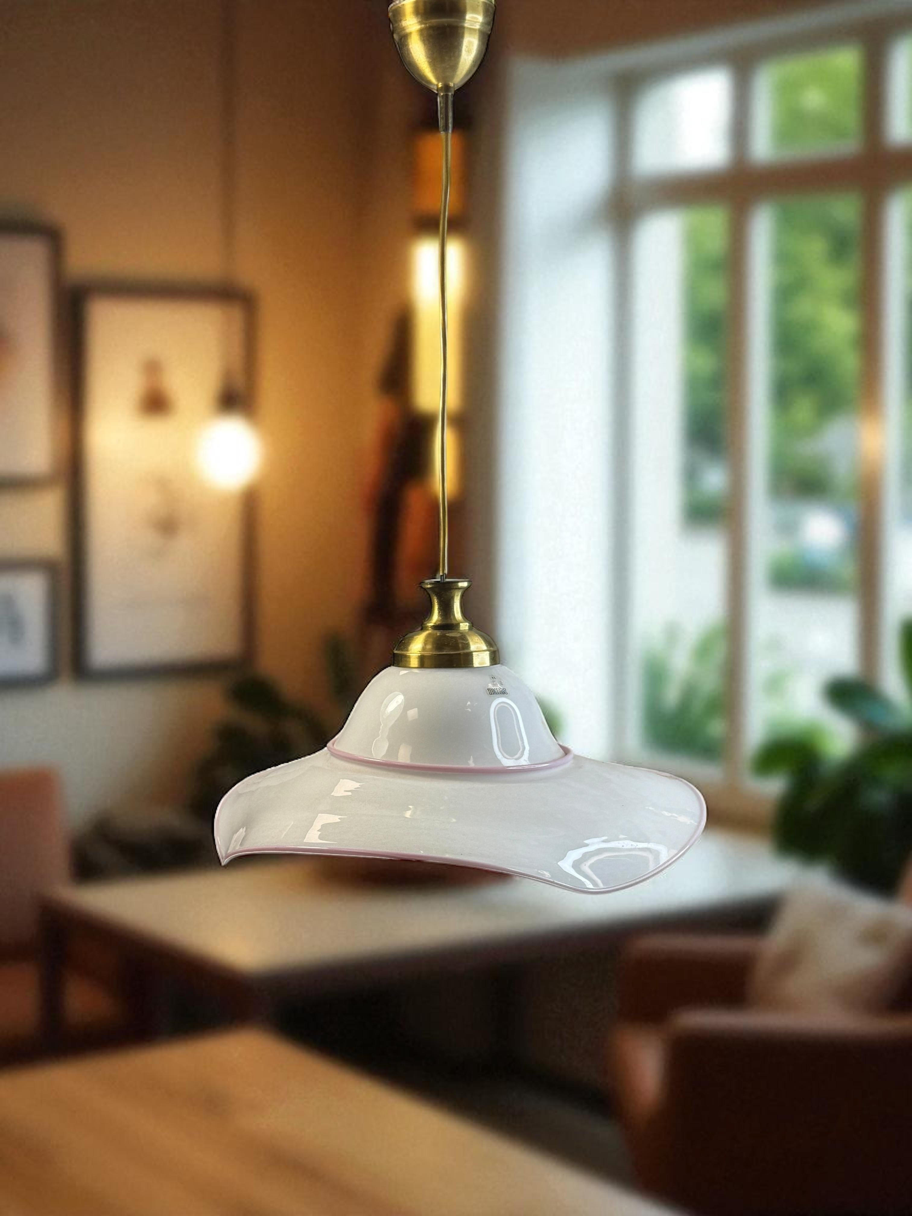 Lámpara colgante vintage de Murano con sombrero de cristal de leche Mediados de siglo Italia Vetri Murano en venta 5