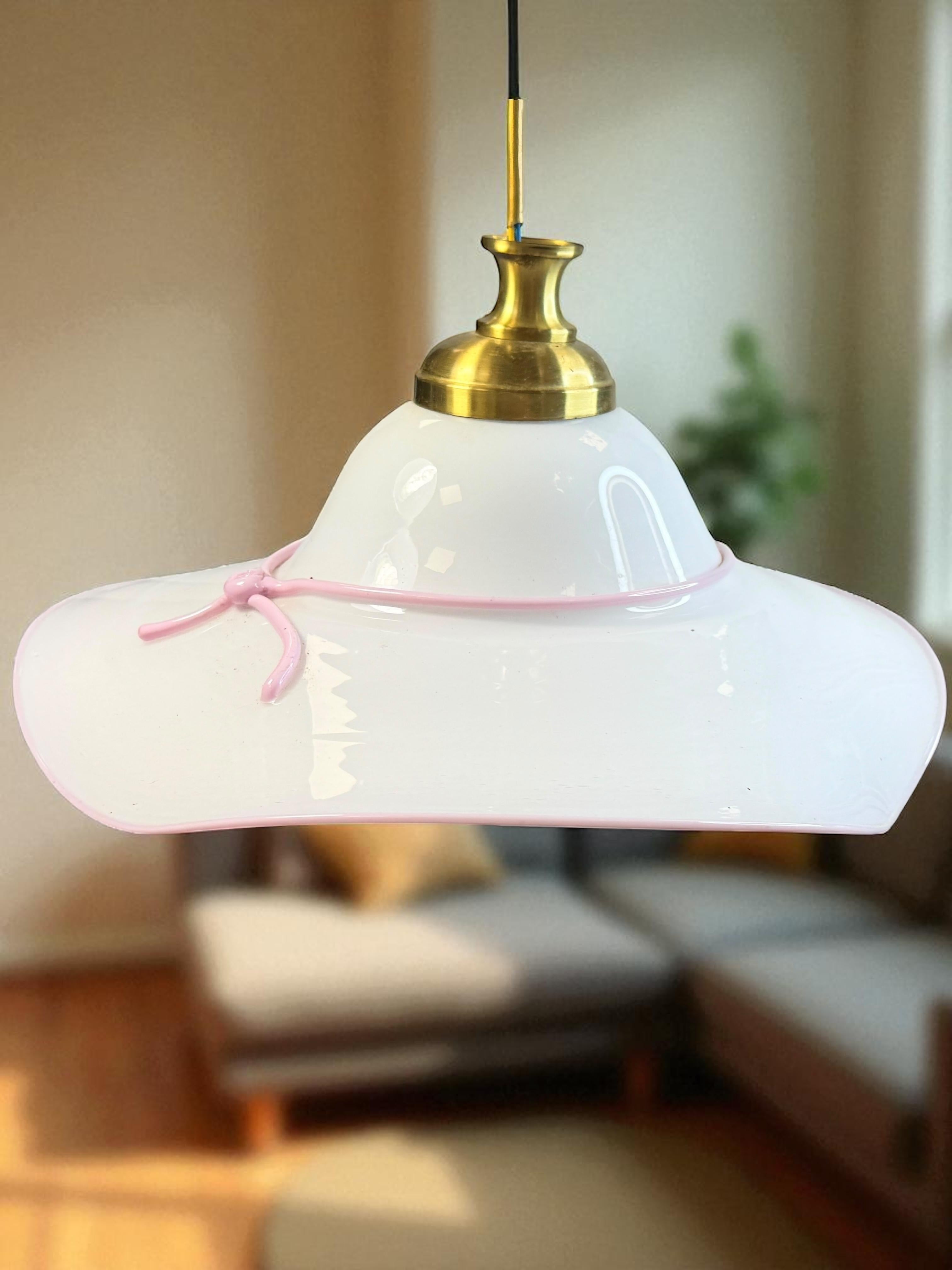 Lámpara colgante vintage de Murano con sombrero de cristal de leche Mediados de siglo Italia Vetri Murano en venta 7