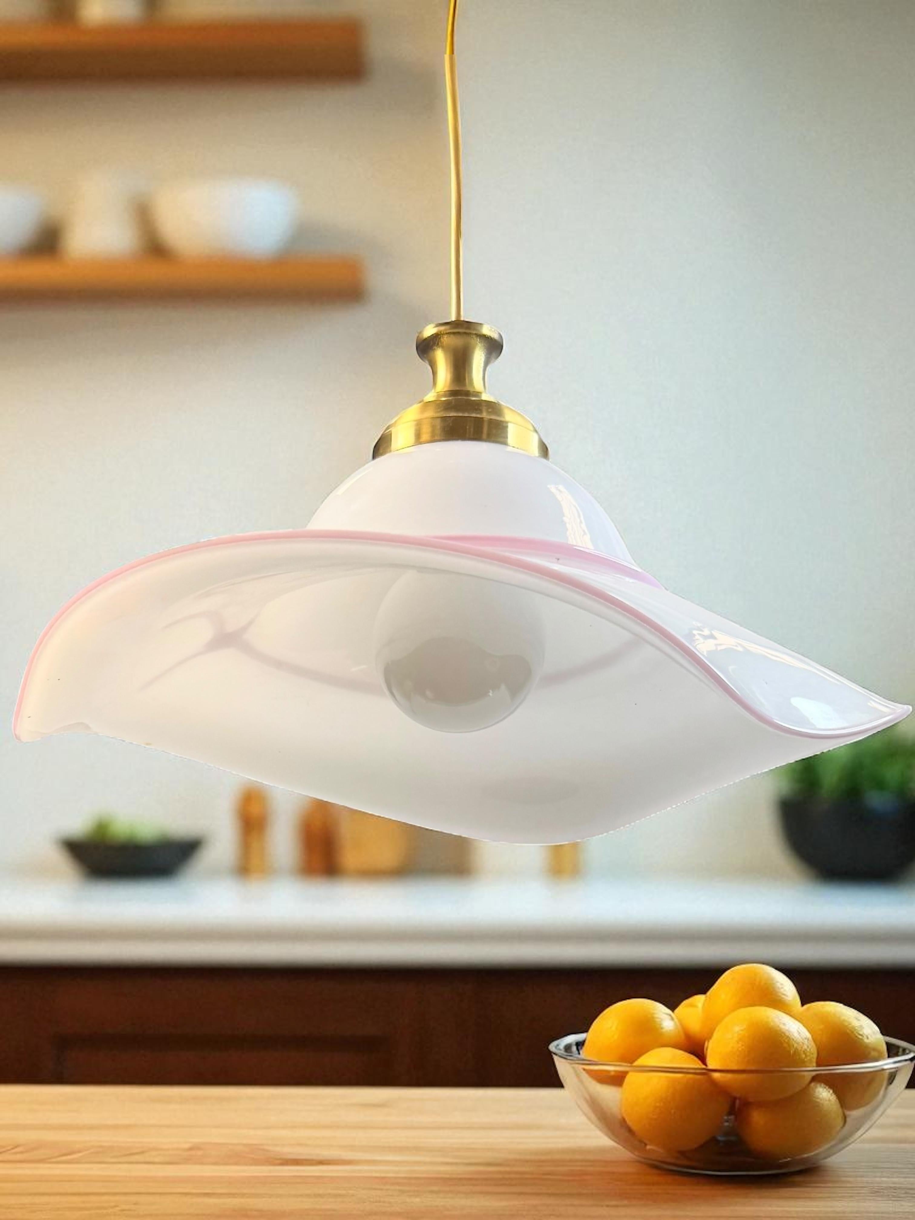 Lámpara colgante vintage de Murano con sombrero de cristal de leche Mediados de siglo Italia Vetri Murano en venta 10