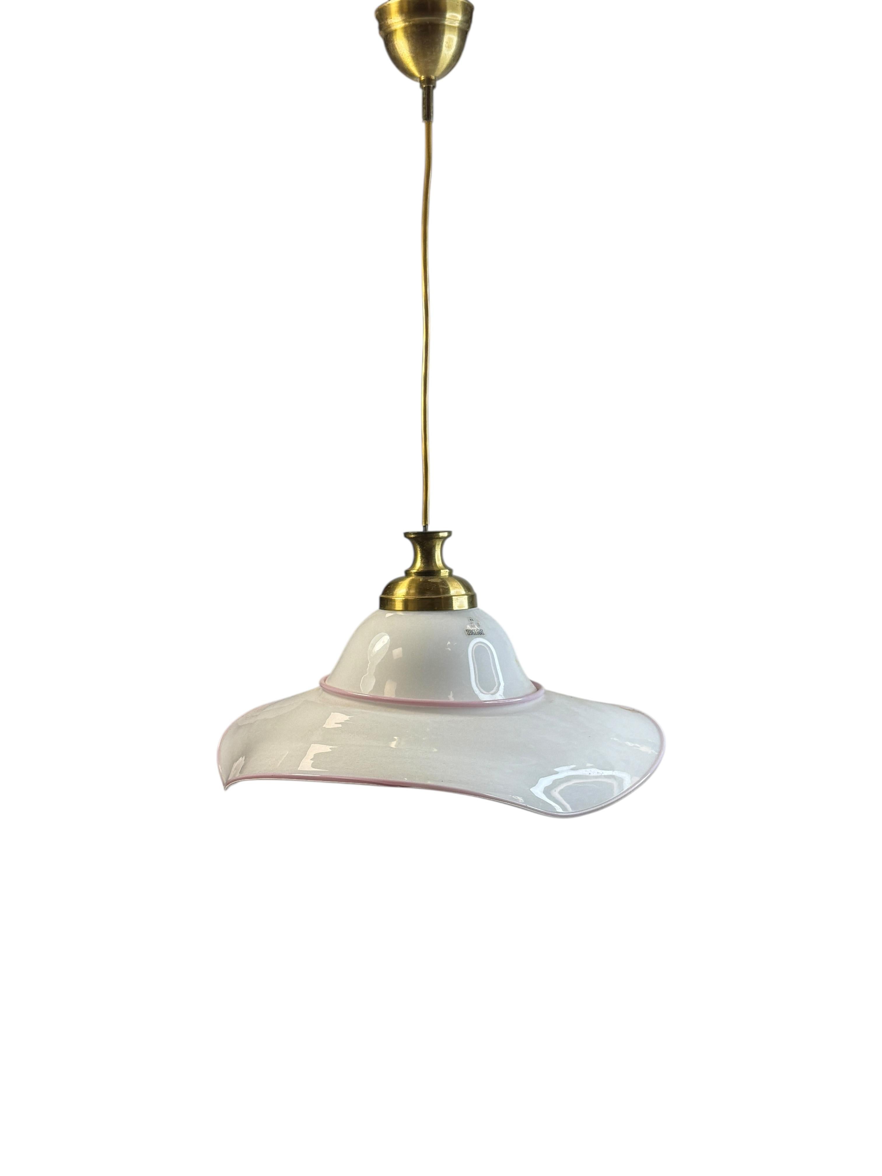 Lámpara colgante vintage de Murano con sombrero de cristal de leche Mediados de siglo Italia Vetri Murano Moderno de mediados de siglo en venta