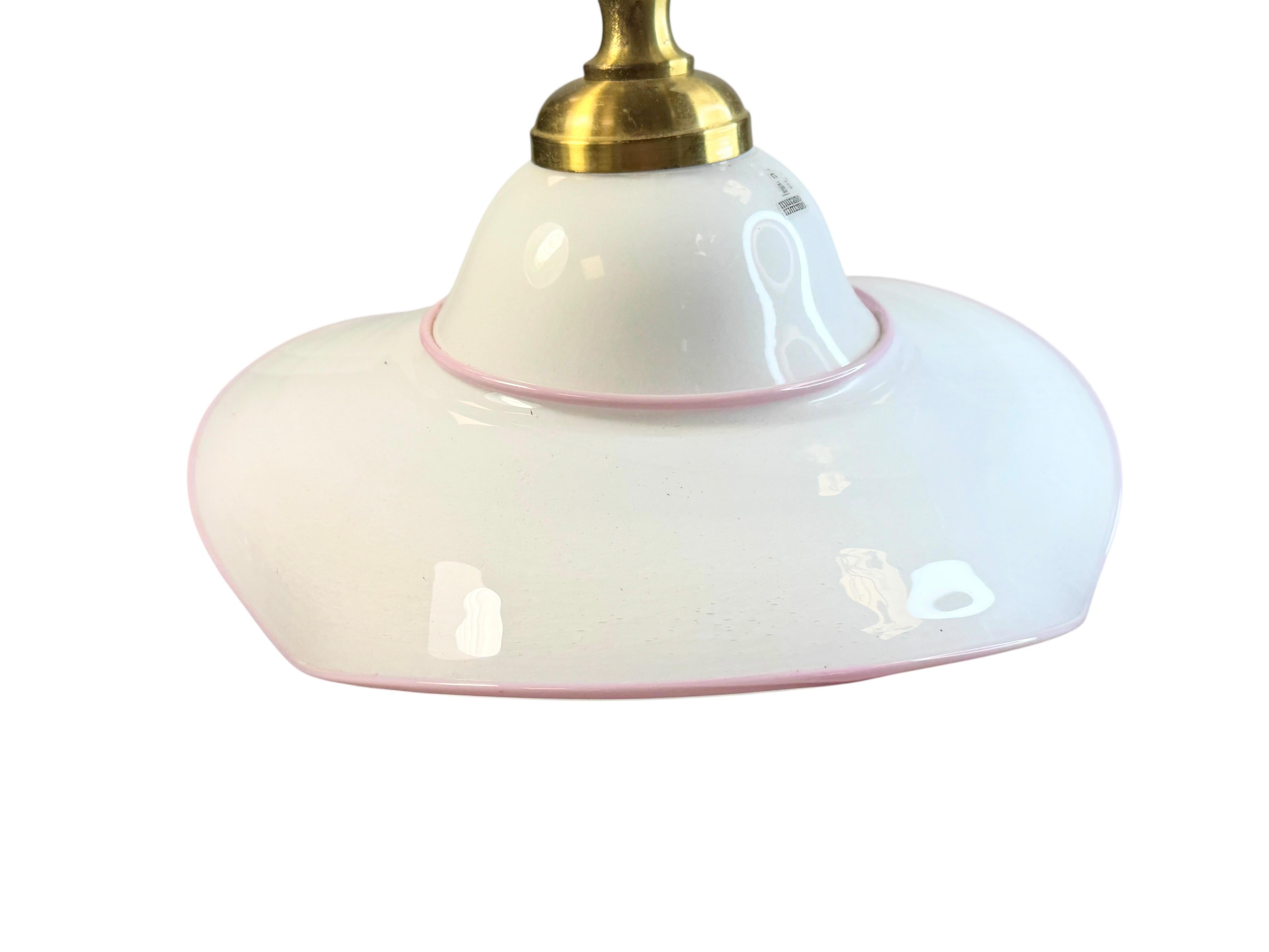 Lámpara colgante vintage de Murano con sombrero de cristal de leche Mediados de siglo Italia Vetri Murano Italiano en venta