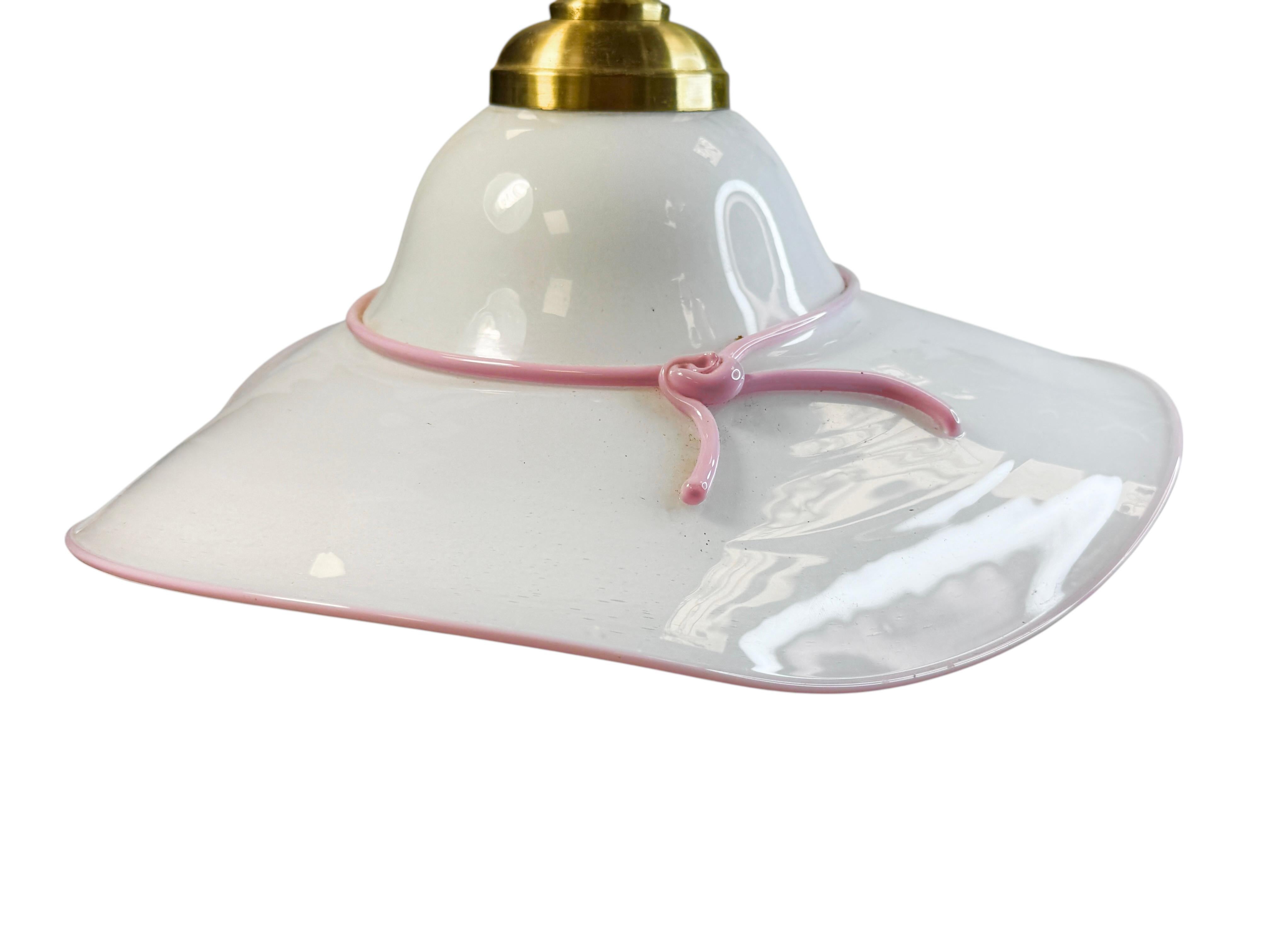 Lámpara colgante vintage de Murano con sombrero de cristal de leche Mediados de siglo Italia Vetri Murano en Bueno estado para la venta en Nuernberg, DE