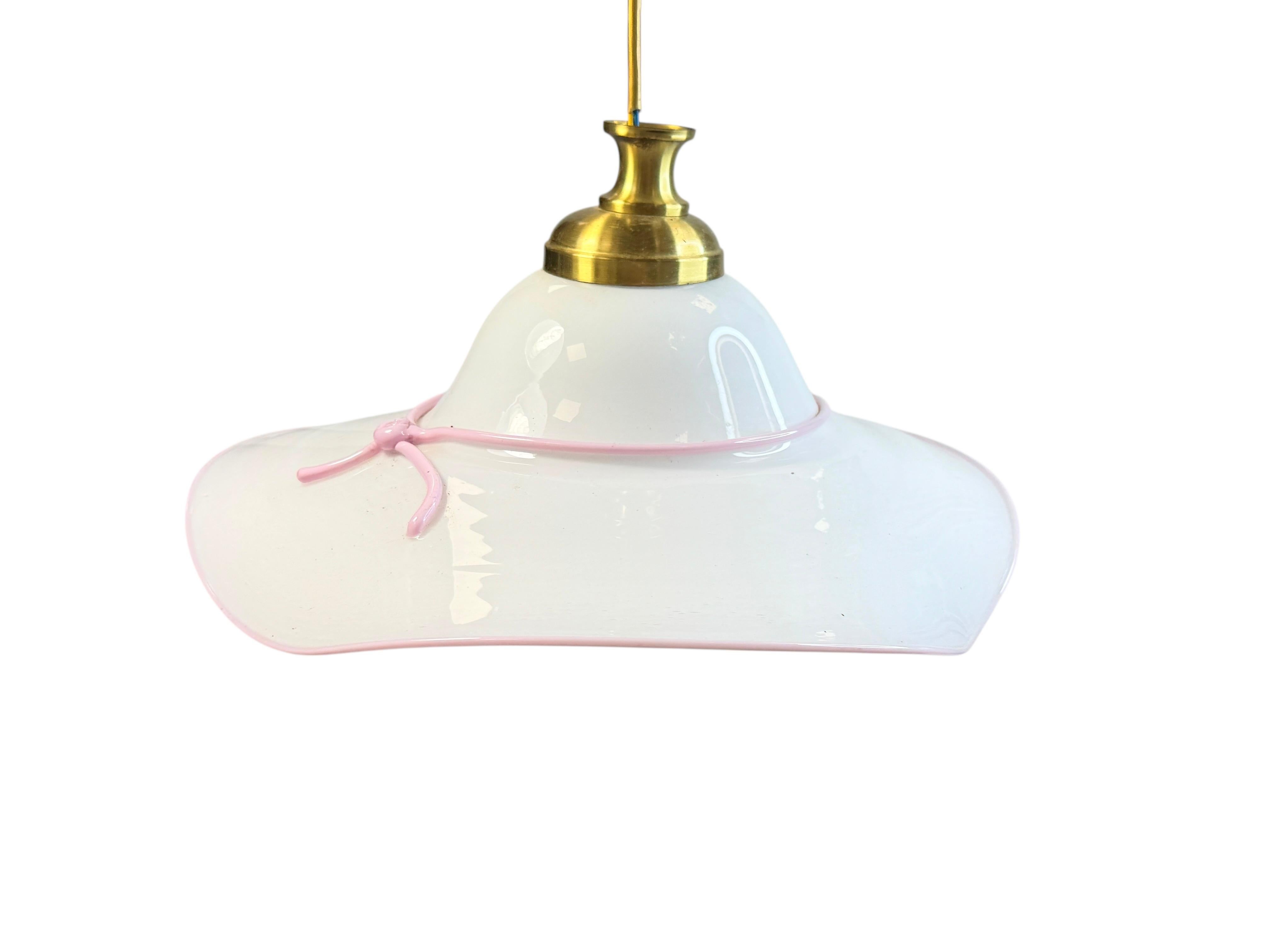 Lámpara colgante vintage de Murano con sombrero de cristal de leche Mediados de siglo Italia Vetri Murano finales del siglo XX en venta