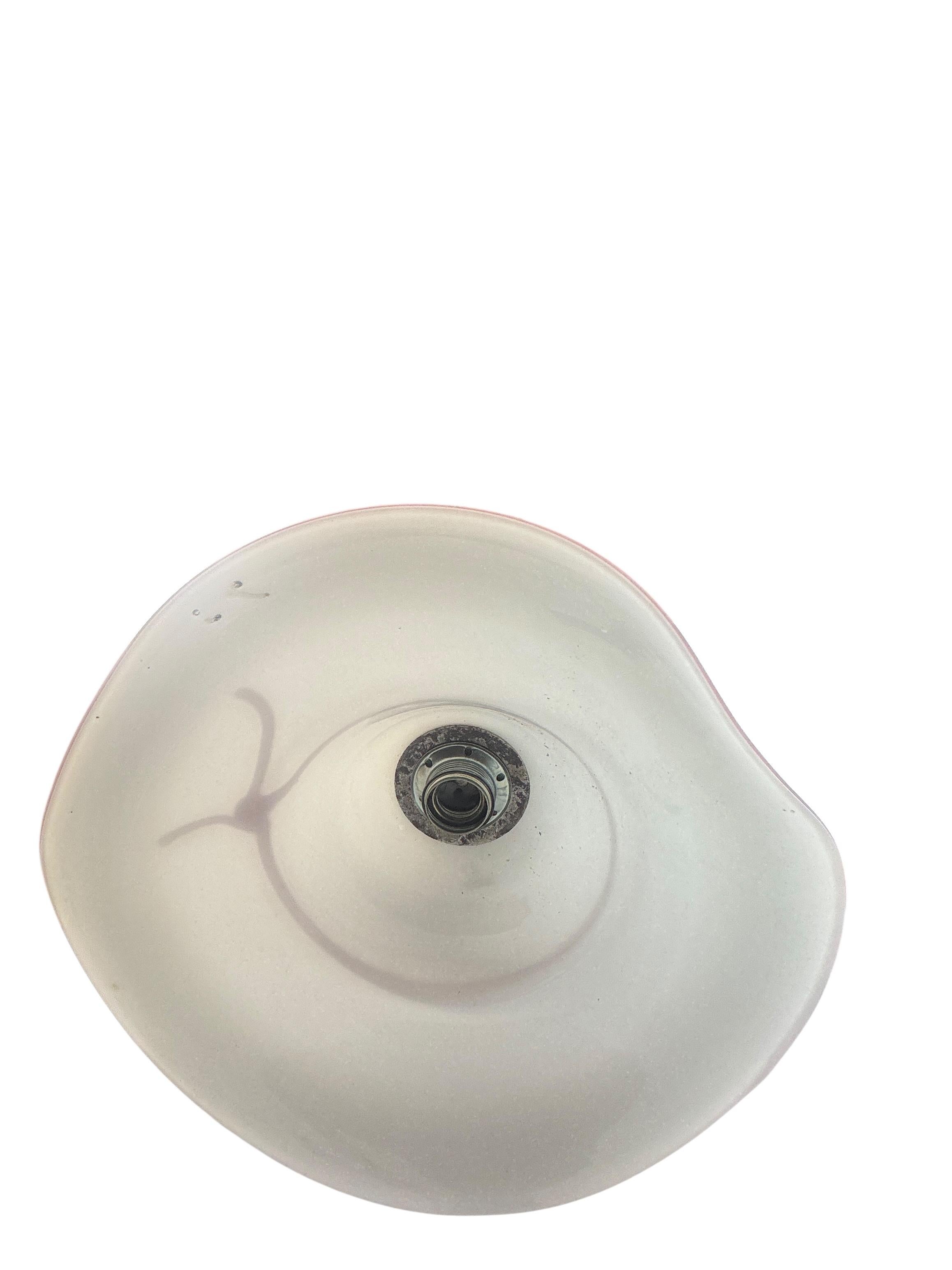 Lámpara colgante vintage de Murano con sombrero de cristal de leche Mediados de siglo Italia Vetri Murano Metal en venta