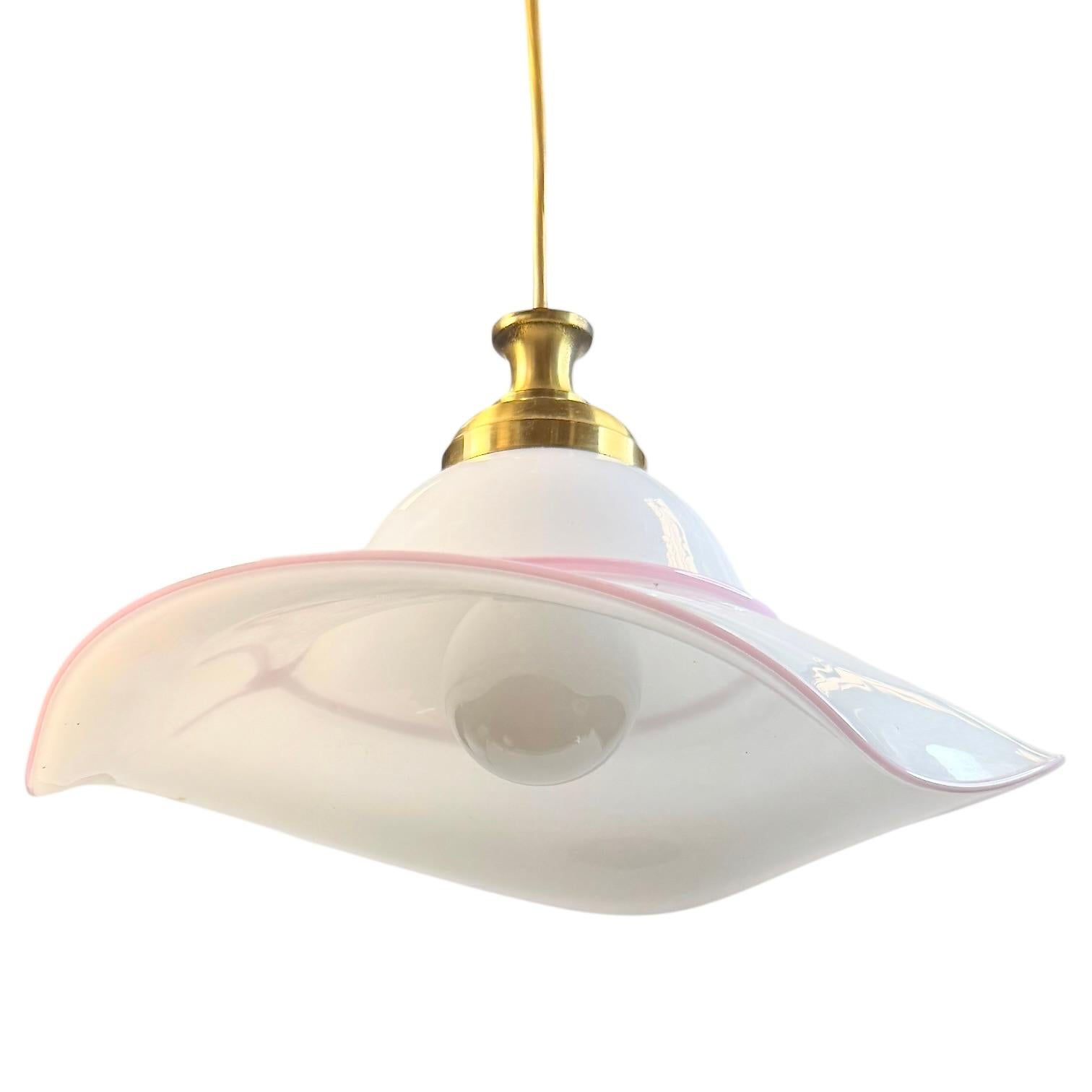 Lámpara colgante vintage de Murano con sombrero de cristal de leche Mediados de siglo Italia Vetri Murano en venta 1