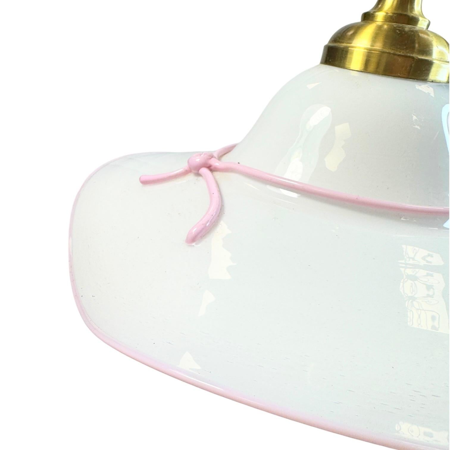 Lámpara colgante vintage de Murano con sombrero de cristal de leche Mediados de siglo Italia Vetri Murano en venta 2