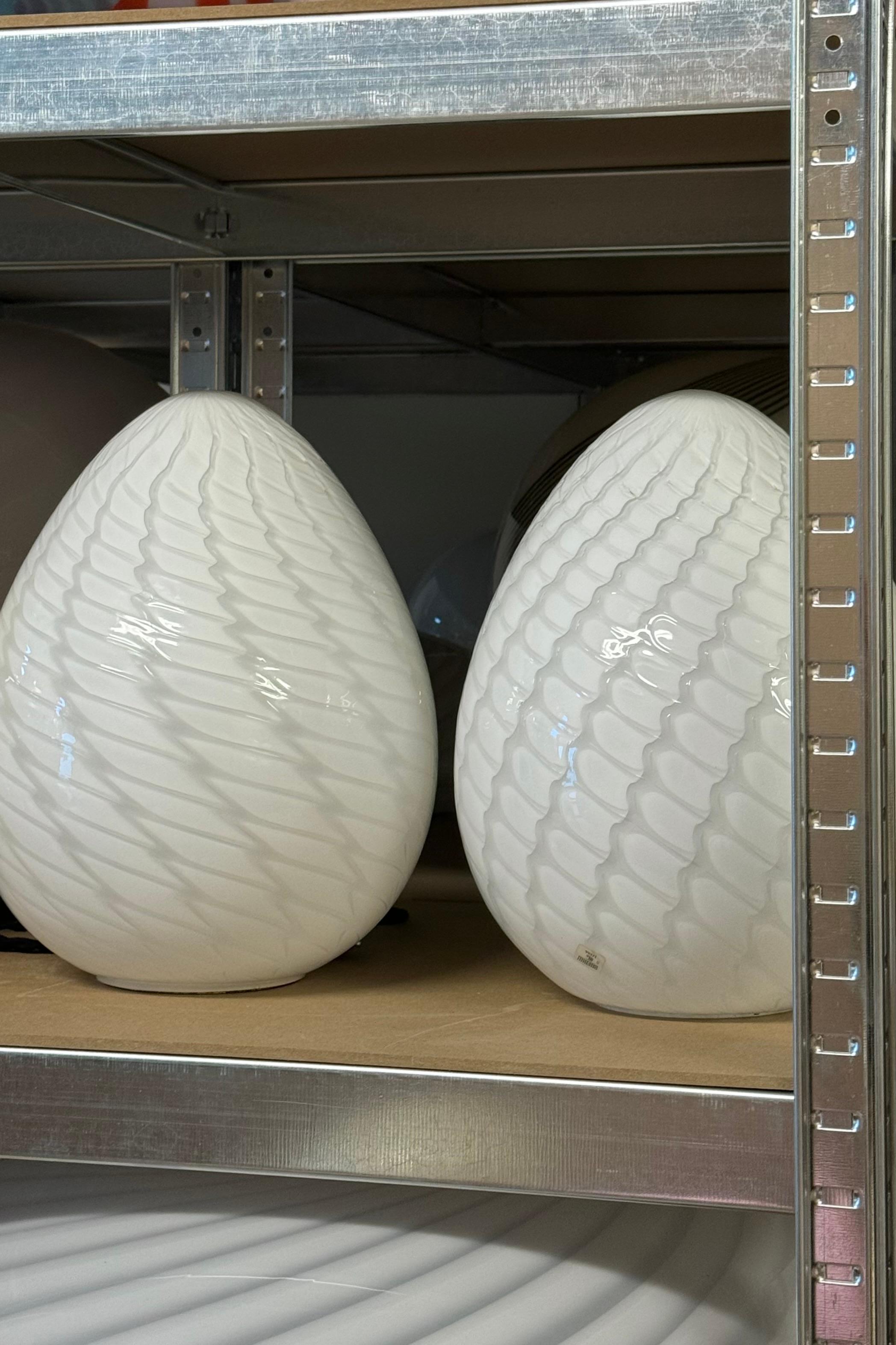 Vintage Murano Mouth Blown White glass peacock Egg Lamp, Italy 1970s In Good Condition In København, DK