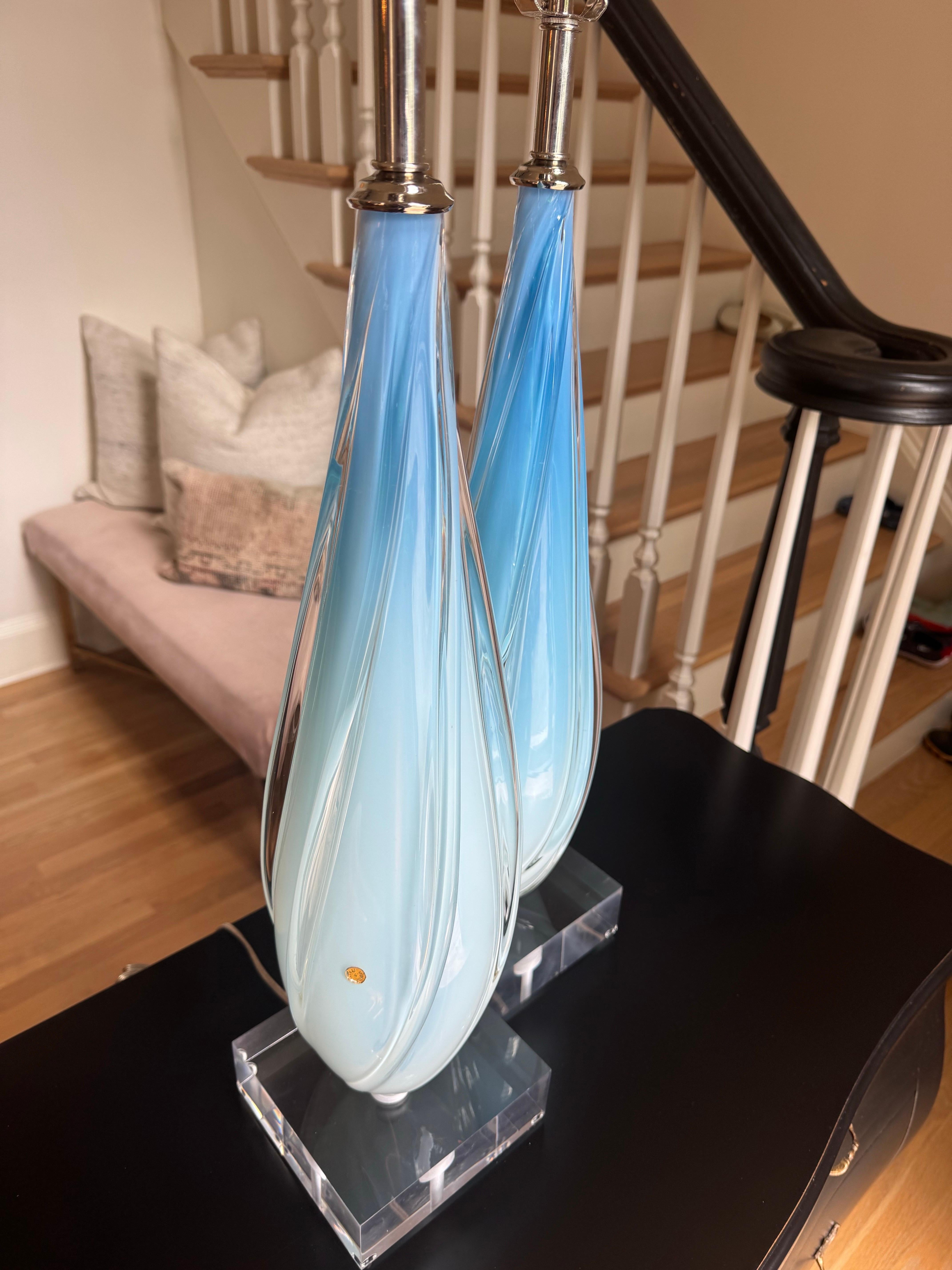 Fabelhafte Vintage OMBRE BLUE und WHITE OPALINE Murano Glas Tischlampen auf Acryl Basen montiert. Die Farbe des Glases geht von Blau zu Weiß über und der Opal-Effekt ist durchgehend - fast himmlisch!  Diese Lampen sind äußerst elegant und SEHR RAR.