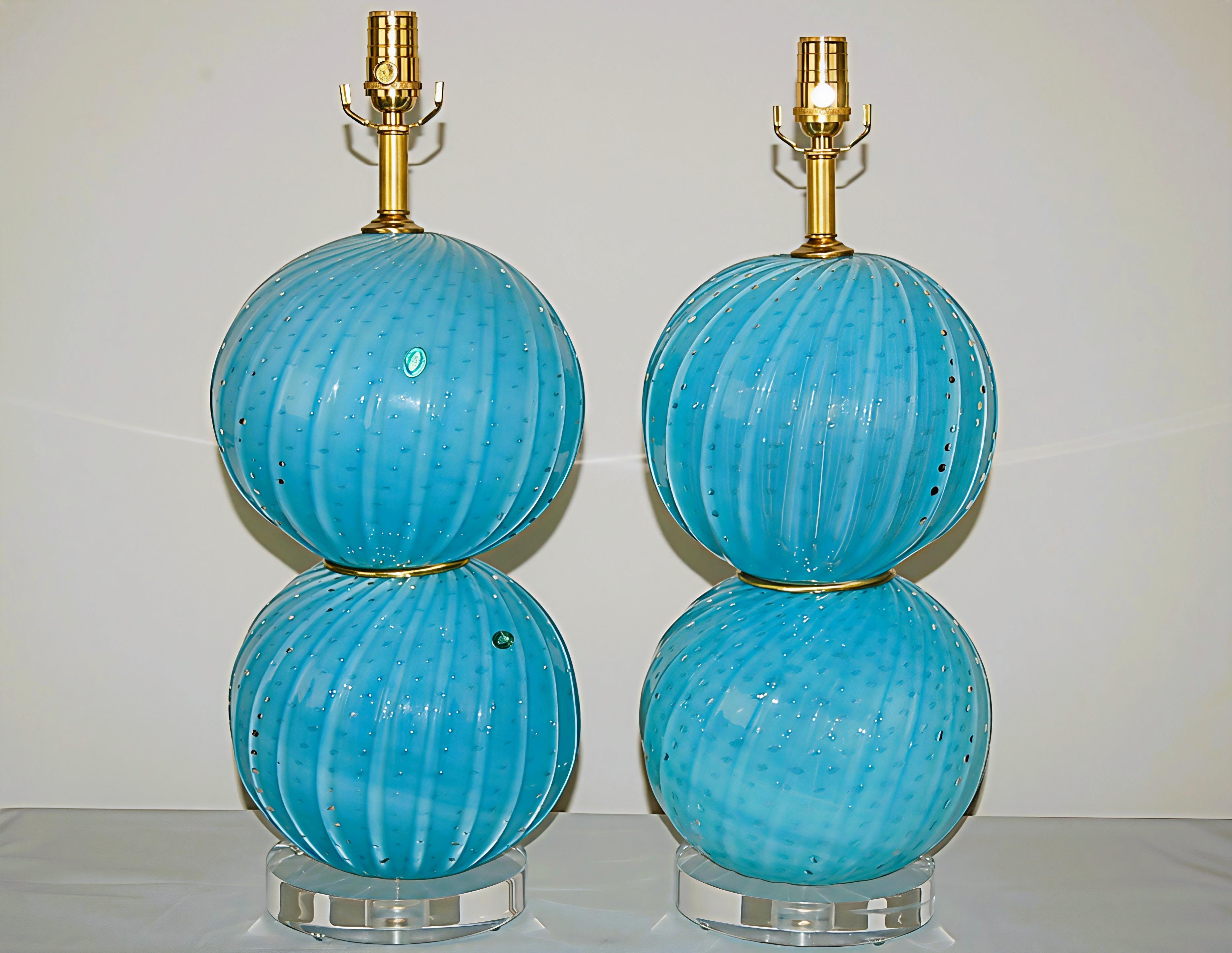 Colorida pareja de lámparas vintage de Murano, atribuidas a Alfredo Barbini, en un intenso azul medio. Cada bola tiene gruesas nervaduras diagonales y está llena de burbujas controladas.

Las lámparas miden 23 pulgadas desde el tablero hasta la