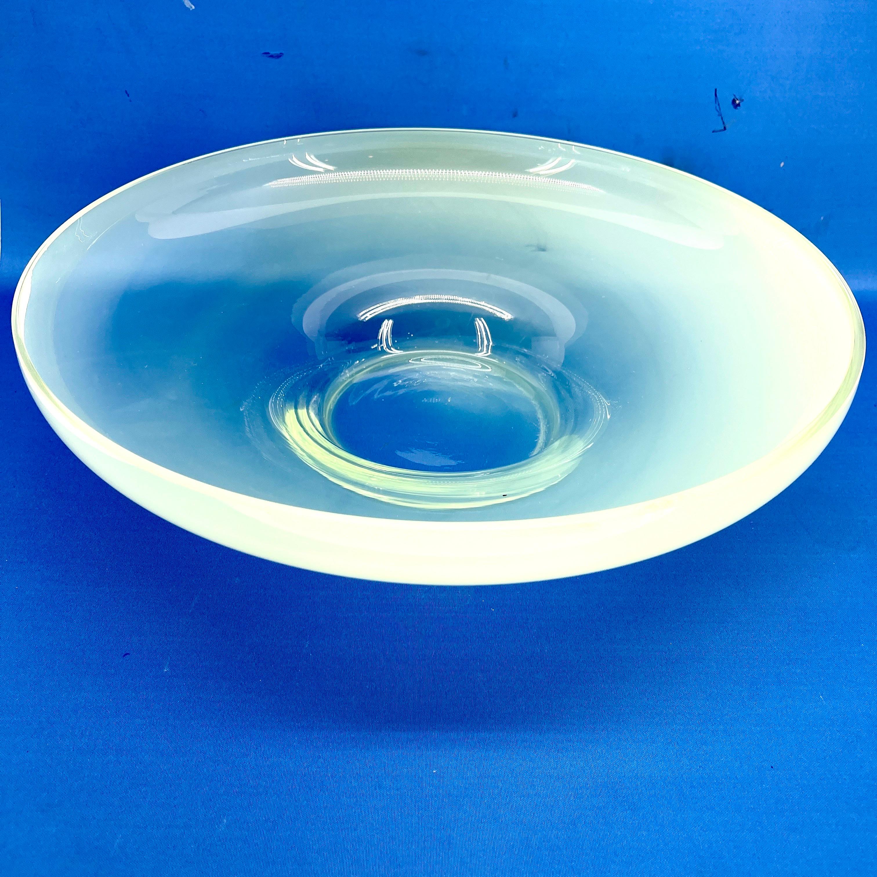 italien Vintage Murano Opaline Glass Large Centerpiece Bowl en vente