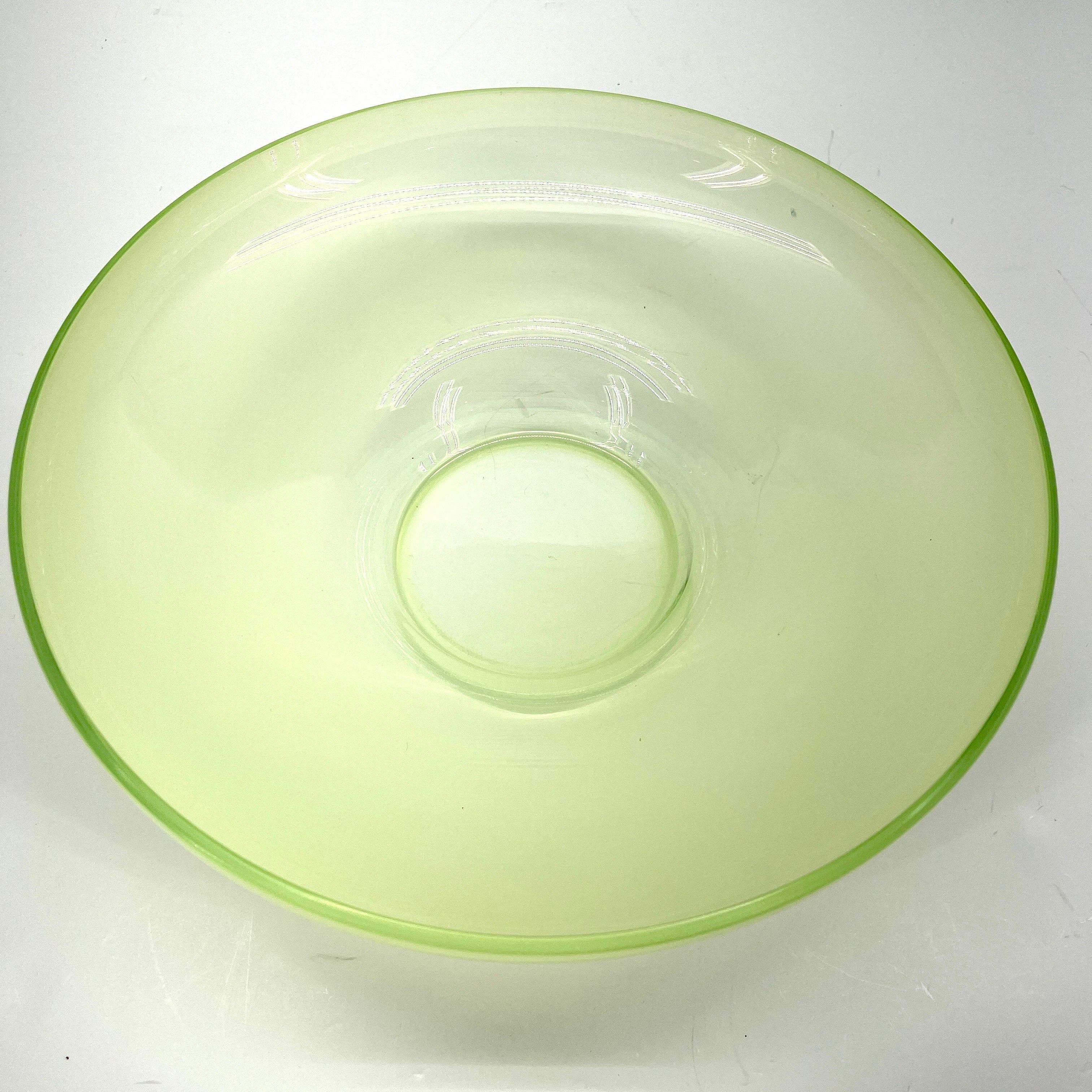 20ième siècle Vintage Murano Opaline Glass Large Centerpiece Bowl en vente