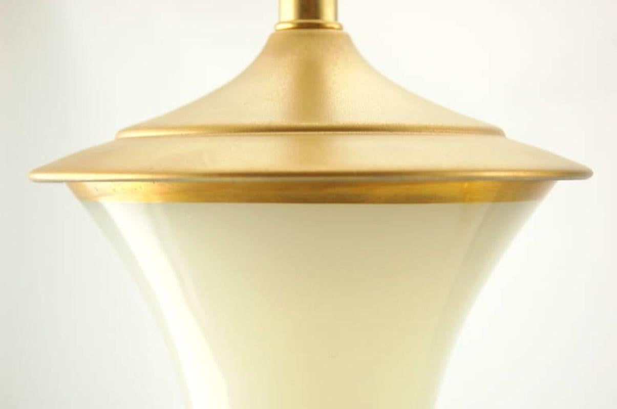 Francese Lampade da tavolo in vetro opalino di Murano vintage oro bianco in vendita