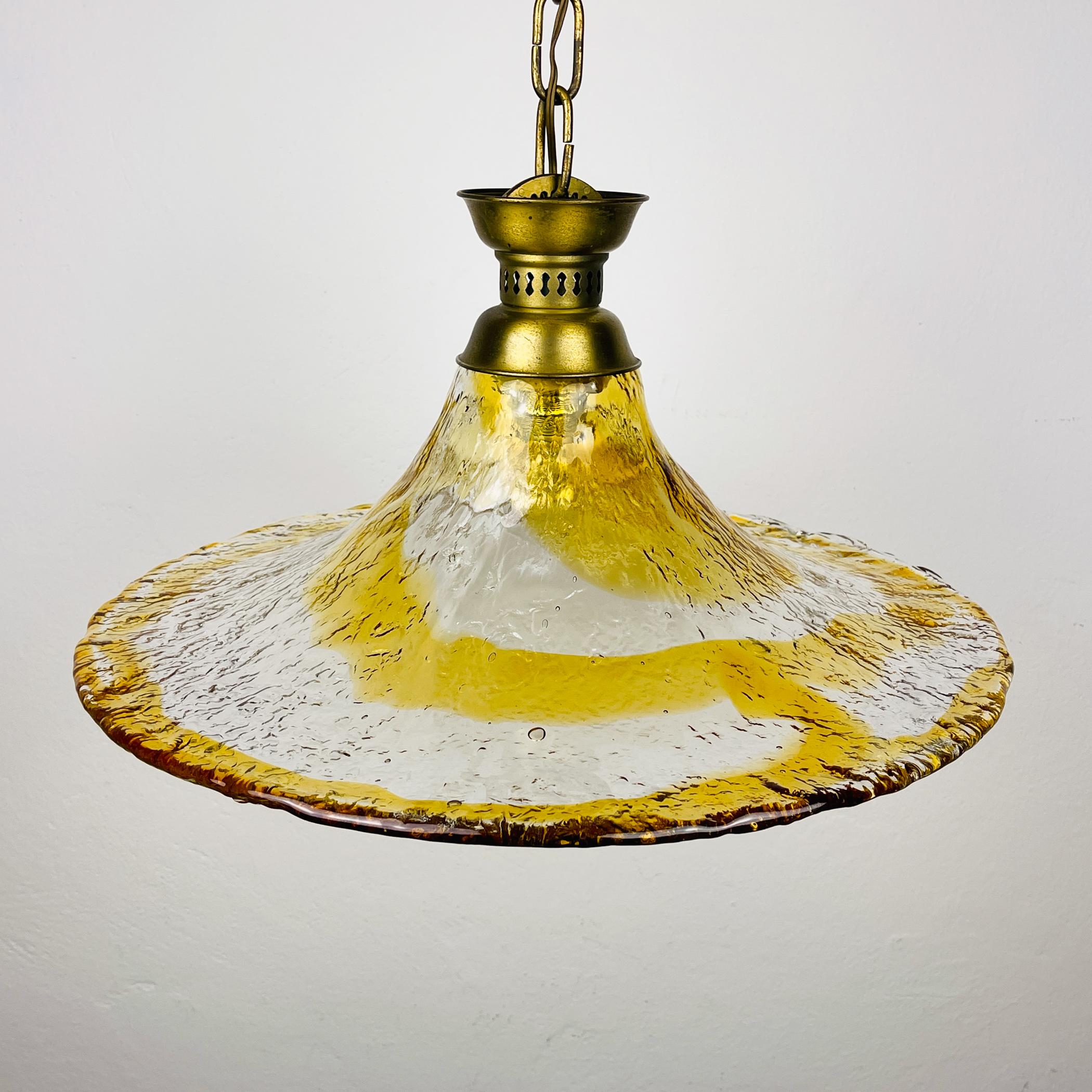 Lampada a sospensione vintage di Murano di AV One, realizzata in Italia negli anni Cinquanta.
Il paralume è modellato a mano. La lampada mostra anche una vera e propria abilità artigianale di Murano. AV One è stata fondata da Angelo Vittorio Mazzega