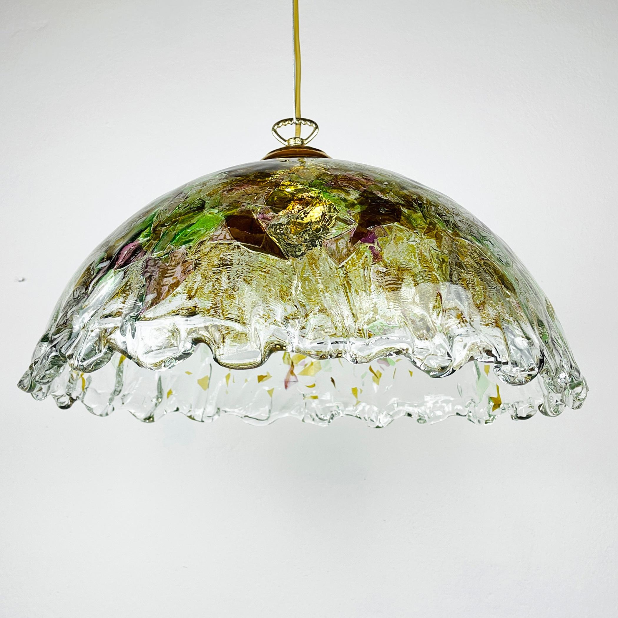 Cette superbe lampe pendante vintage en Murano a été produite par la société italienne 