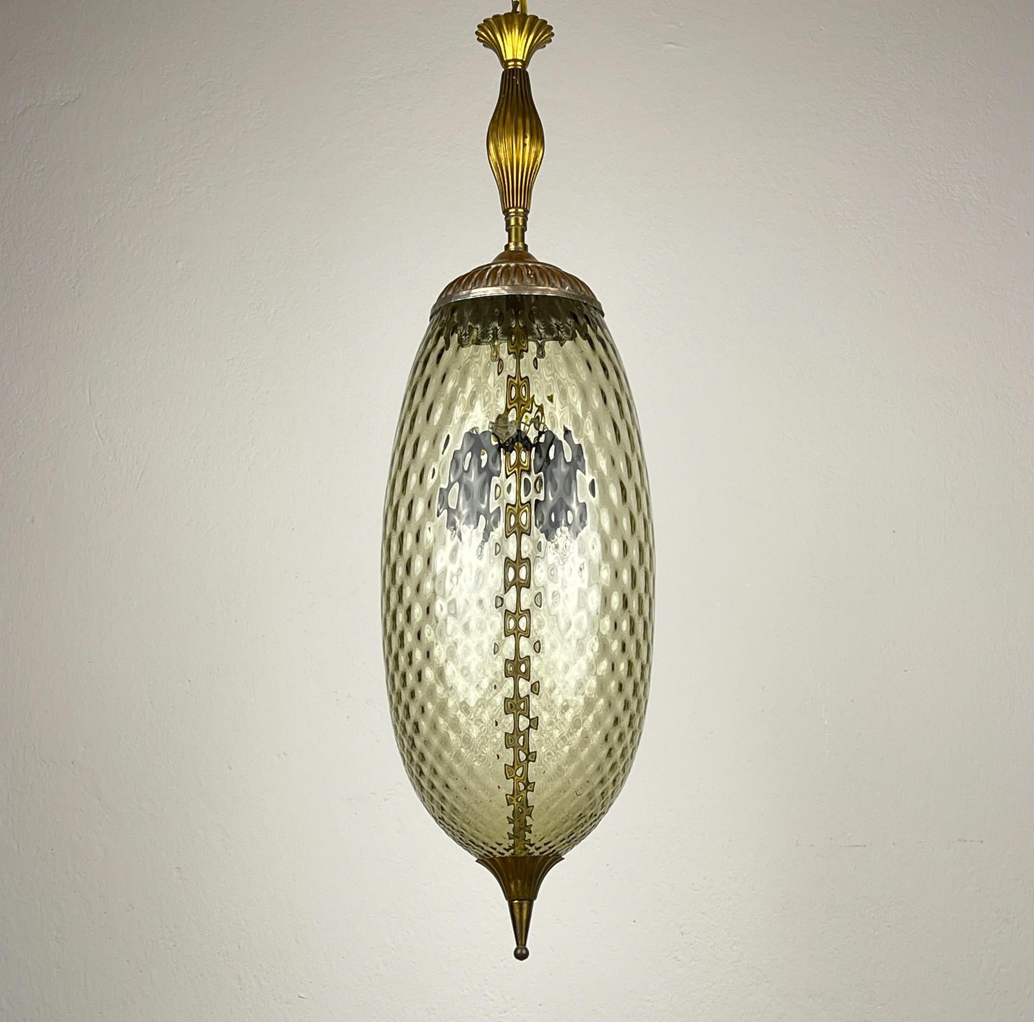 Beautiful yellow murano glass pendant lamp made in Italy in the 1950s.

The lamp is in good vintage condition. Apparently, the upper part of the lamp is not original. Wiring replaced.

Dimensions:
Width: 16 cm / 6.3 inches
Height: 55 cm / 21.6