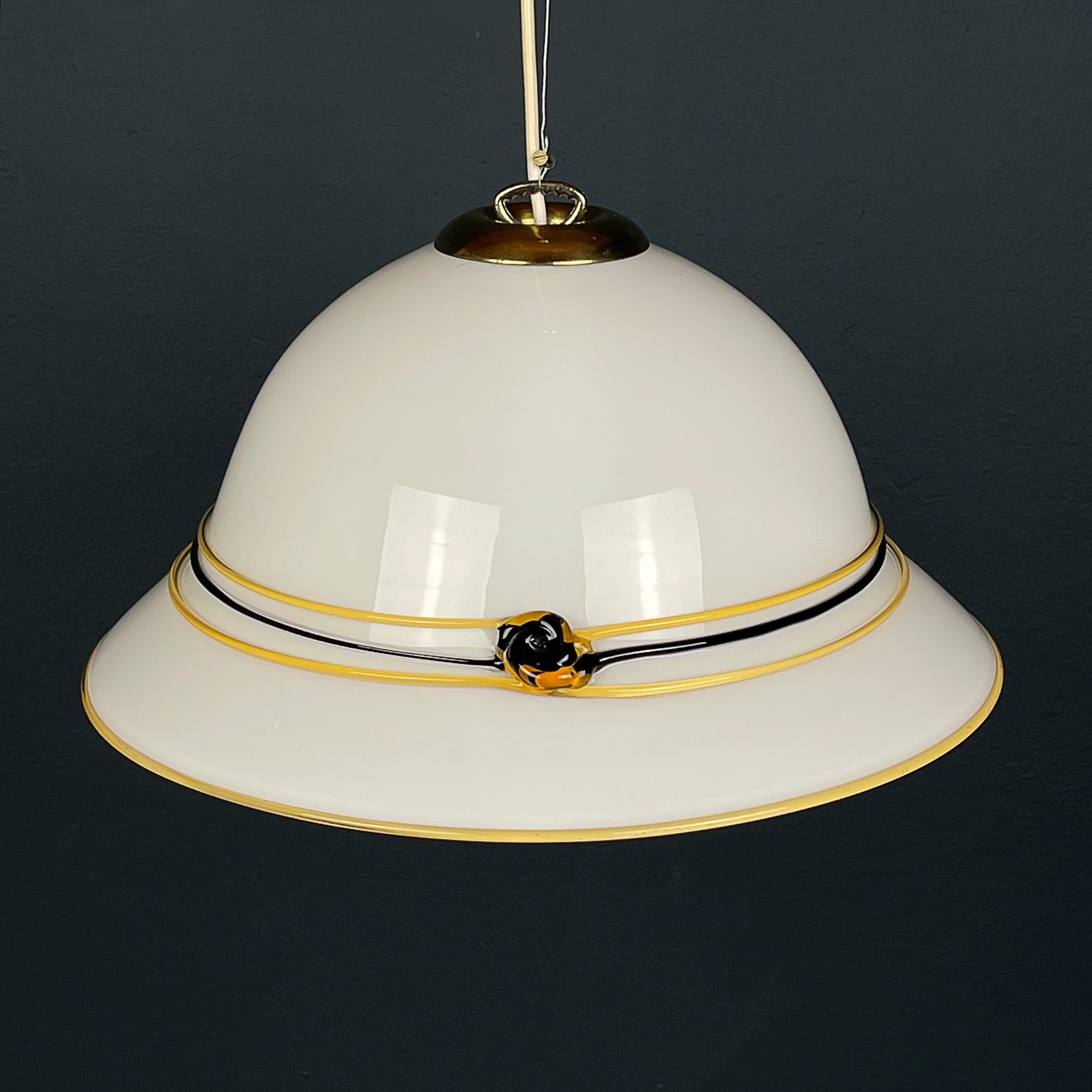 Bellissima lampada a sospensione di Murano realizzata in Italia negli anni '70.

La lampada è in ottime condizioni vintage, senza alcun danno.

Dimensioni:
Larghezza: 43 cm / 16,9 pollici
Altezza: 23 cm / 9,05 pollici
Altezza della lampada con cavo: