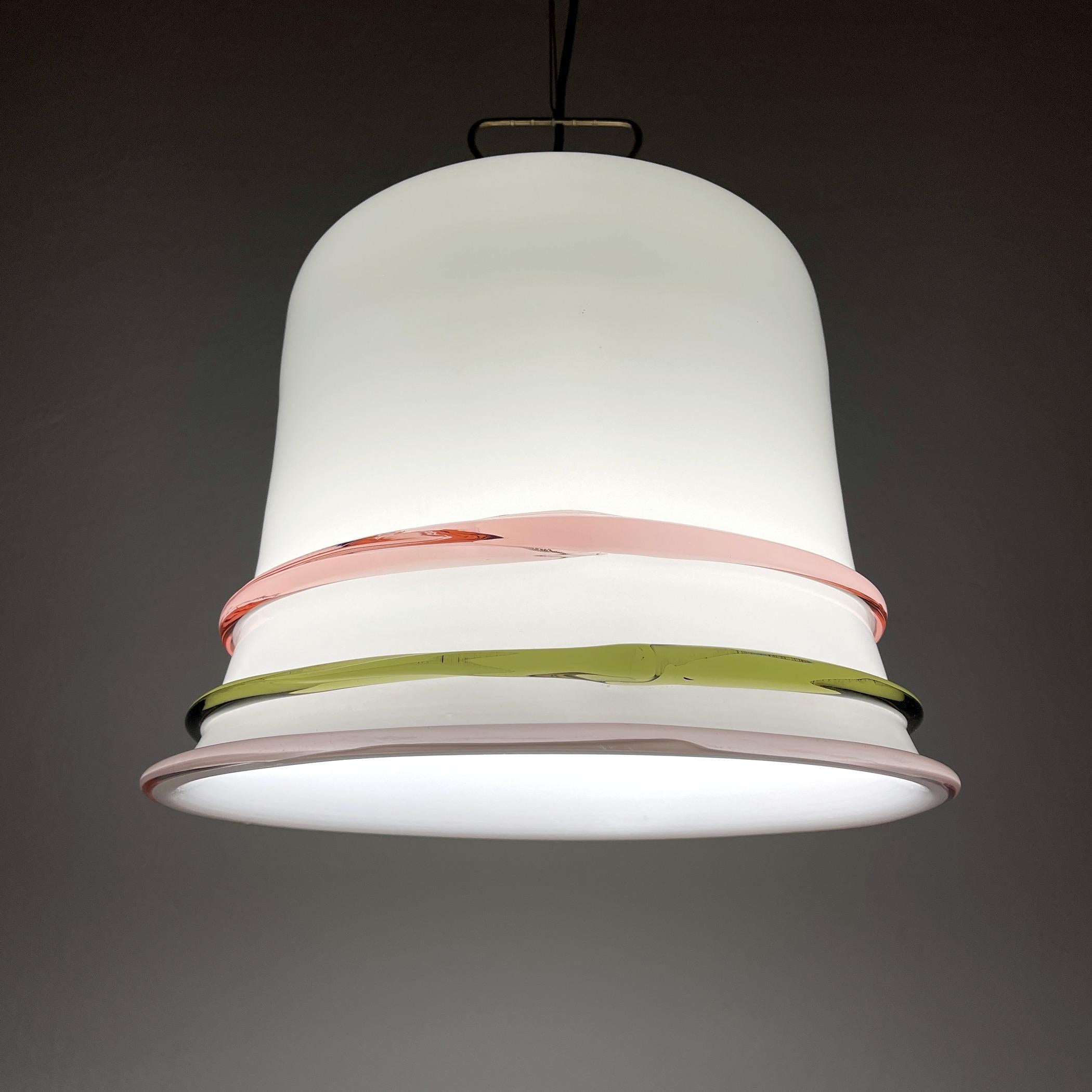 Hängeleuchte aus Murano-Glas im Retro-Stil, hergestellt in Italien in den 1970er Jahren.
 Die Leuchte ist mit einem Metallsockel ausgestattet. Das milchig-weiße Glas wird durch rosa und grüne Ränder wunderbar ergänzt. 
In sehr gutem Vintage-Zustand.