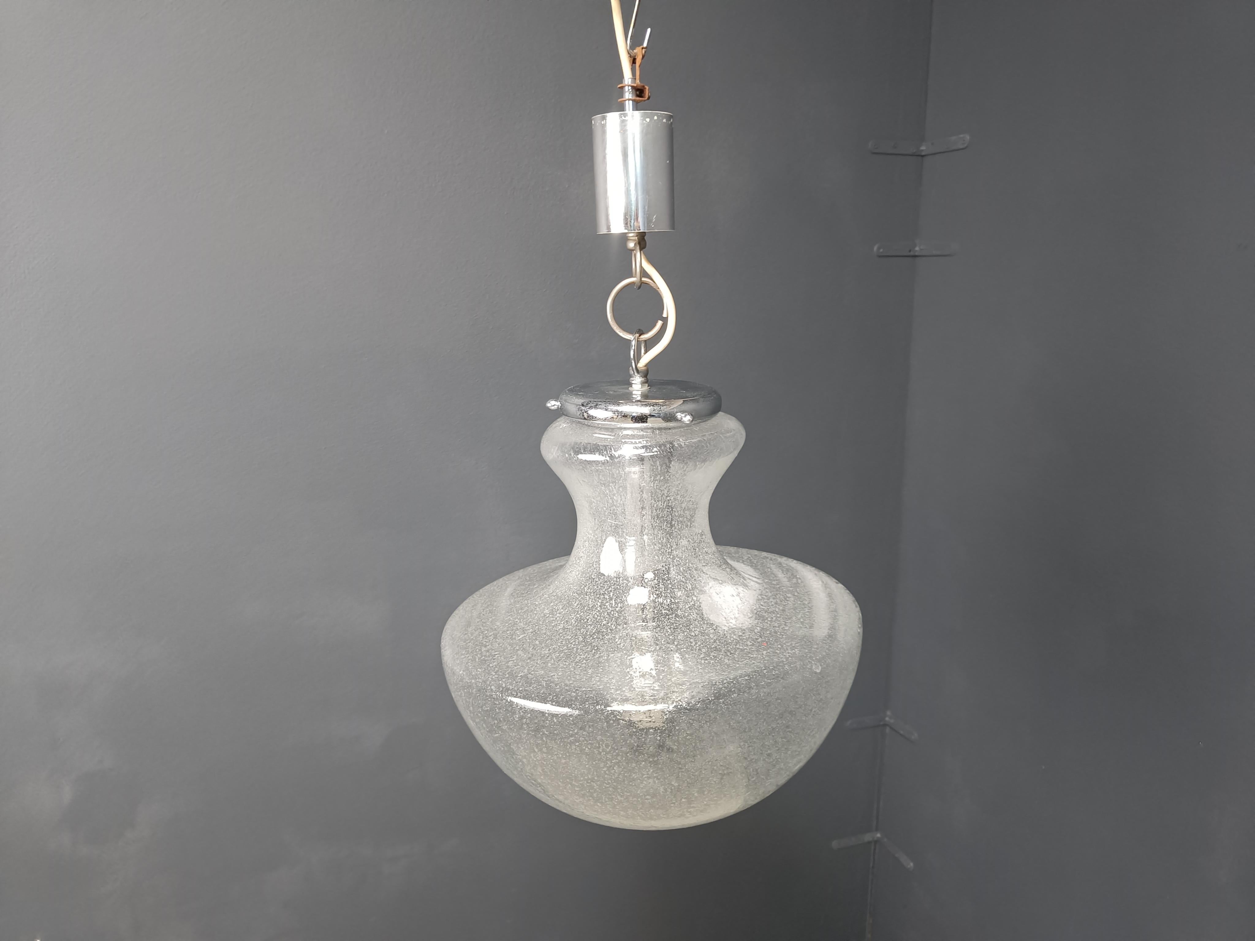 Pendelleuchte aus Murano-Glas im Vintage-Stil mit verchromtem Lampenschirmhalter.

Schöne handgefertigte Glaskuppel, die ein schönes diffuses Licht abgibt.

1960er Jahre - Italien

Getestet und funktioniert mit einer normalen E27-Glühbirne.

Höhe: