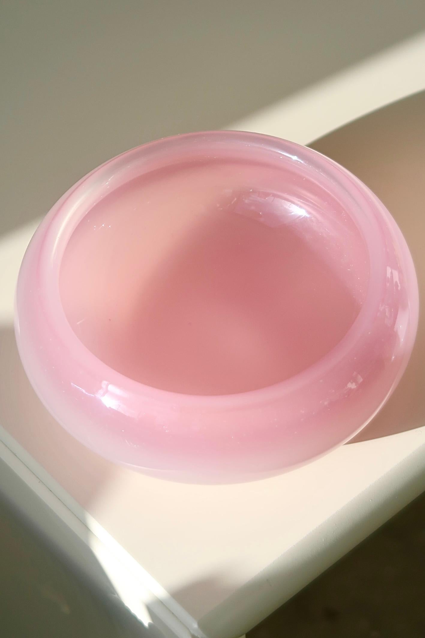 Vintage Murano pink alabaster glass bowl. The bowl is mouth-blown in solid glass and has a perfect size. Very little wear considering the age. Handmade in Italy, 1960s. D: 15 cm H: 7 cm.