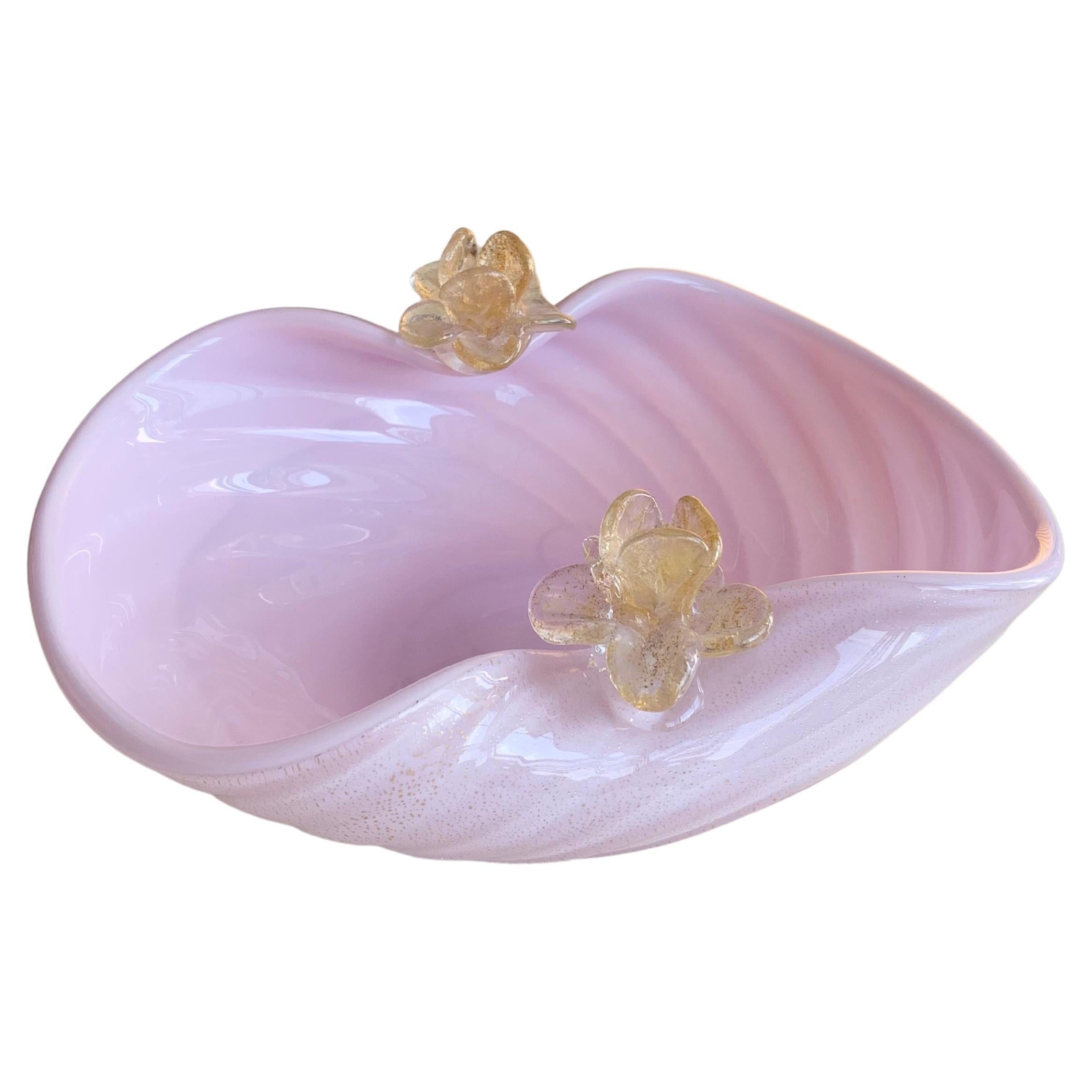 Beautiful vintage Murano pink glass bowl with gold on the outside of the glass. The bowl is mouth blown with swirl and has two flowers on the rim in crystal glass with gold. Handmade in Italy, 1960s. Measures: L:22cm, W:16cm, H:9.5cm.
 