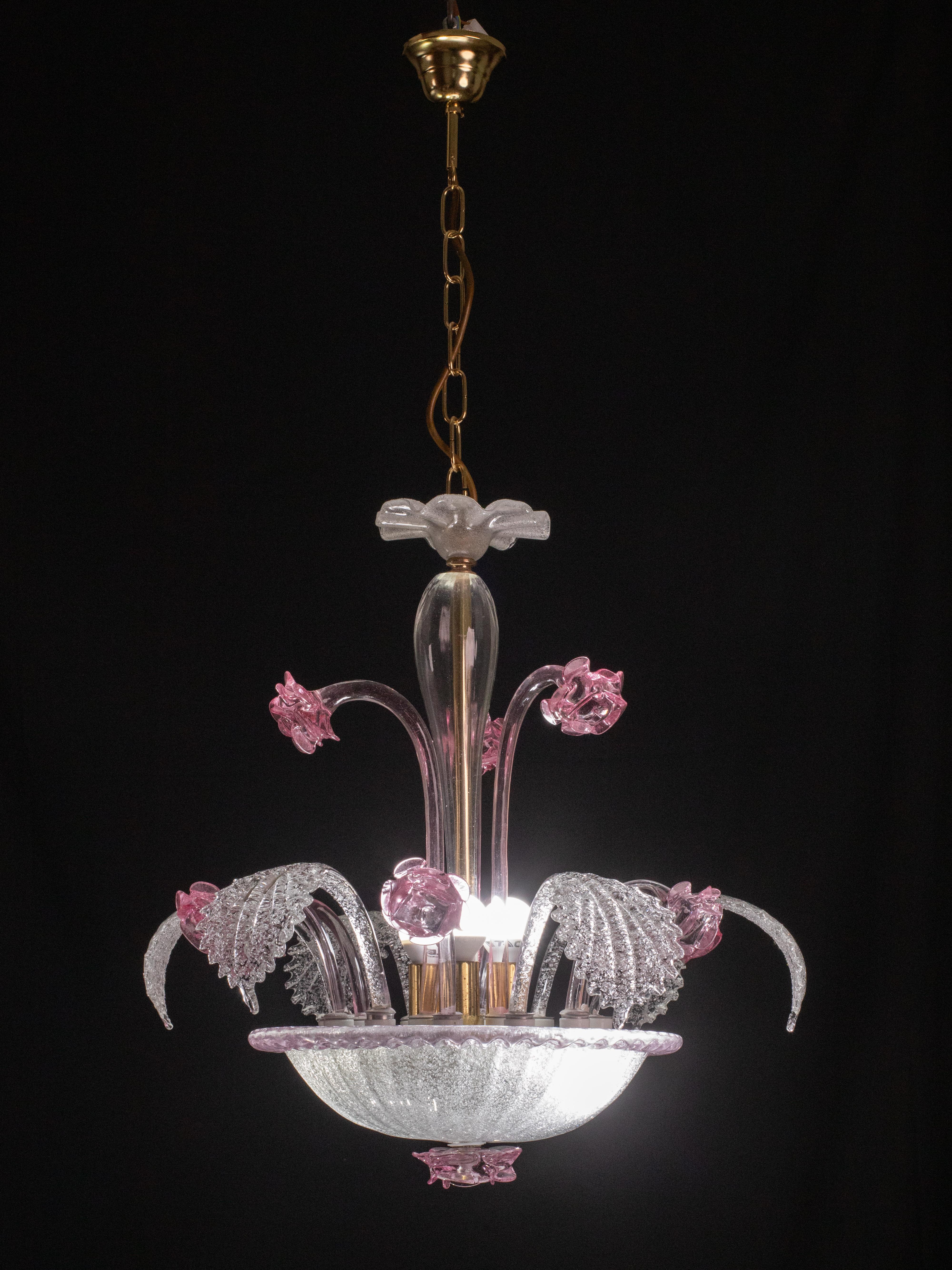 Stunning vintage Murano chandelier decorated with a dozen flowers and leaves.

It mounts 5 lights.

All glass is original.

The chain has been replaced, can be shortened or lengthened on request.

Height with chain 100 cm, height without chain 65
