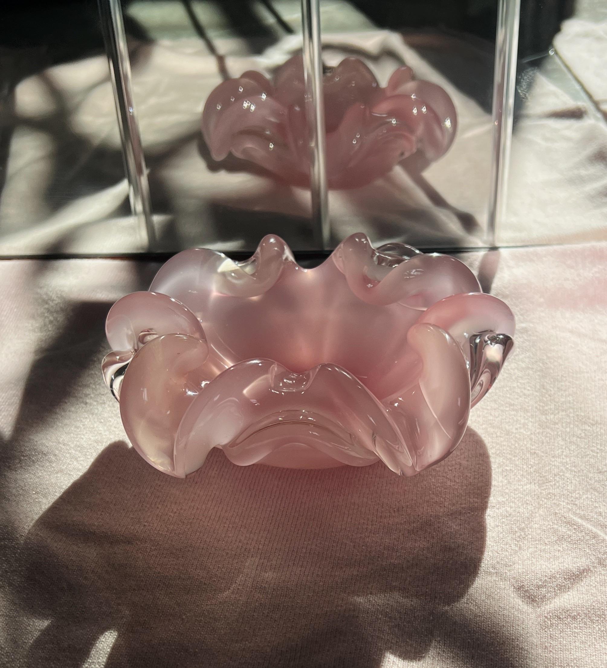 Cenicero Vintage de Cristal Rosa de Murano - Cristalería Retro Italiana Hecha a Mano, Alfiler Pastel en venta 3