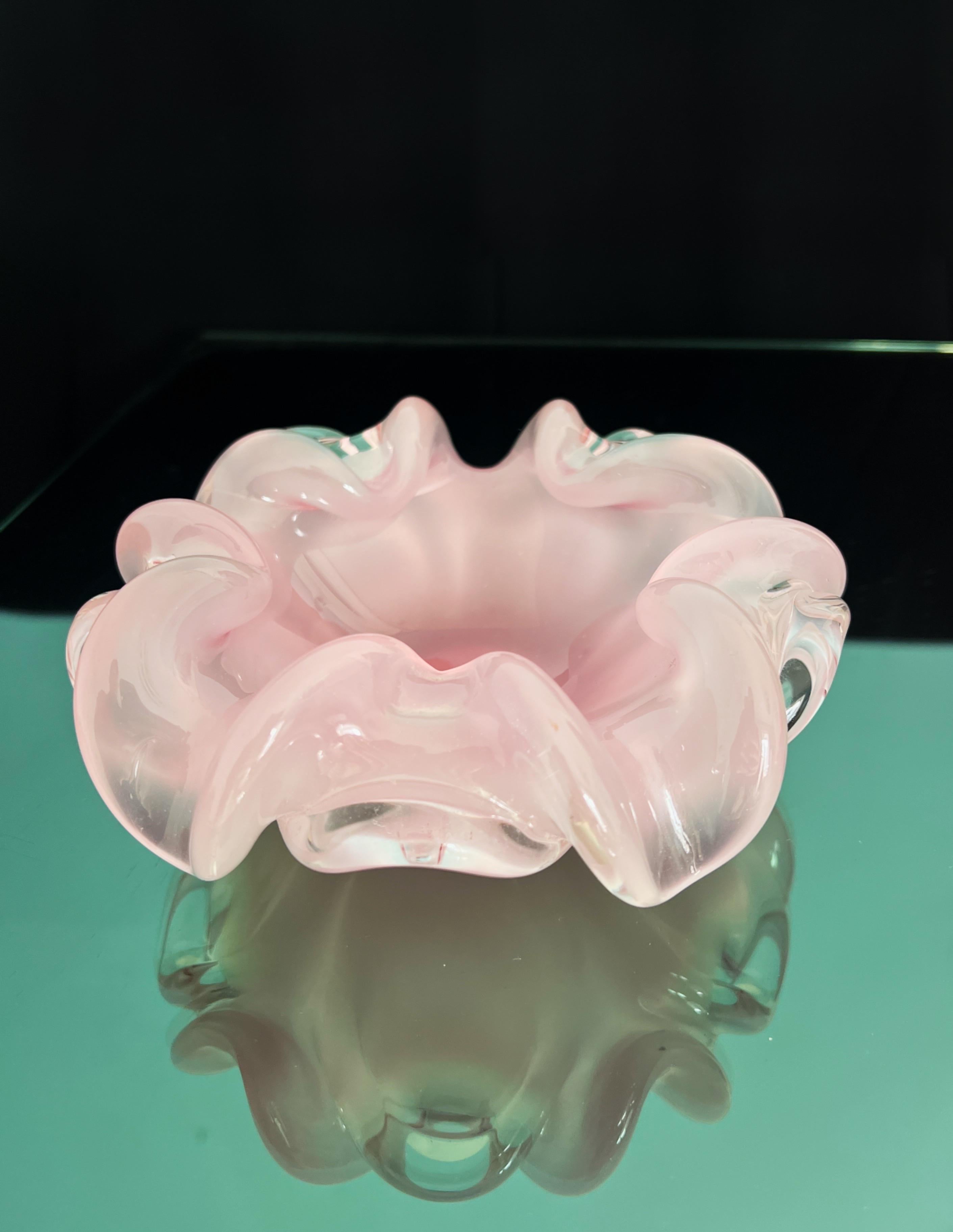 Cenicero Vintage de Cristal Rosa de Murano - Cristalería Retro Italiana Hecha a Mano, Alfiler Pastel en venta 4