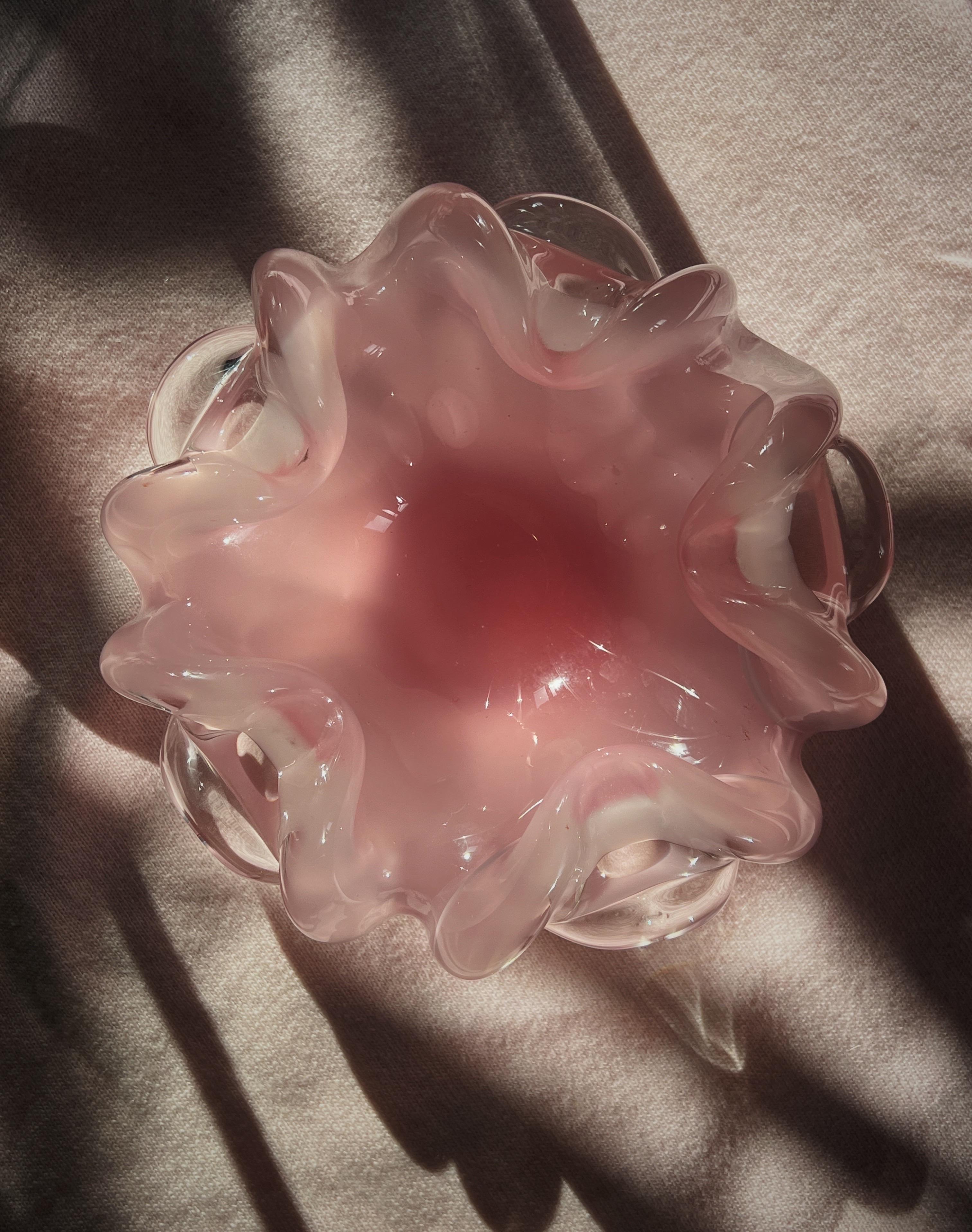 Este cenicero vintage de Murano es una auténtica joya para coleccionistas y entusiastas de la cristalería italiana. Fabricado en vidrio grueso y pesado, refleja la alta calidad artesanal por la que se conoce a Murano. El cenicero tiene un precioso