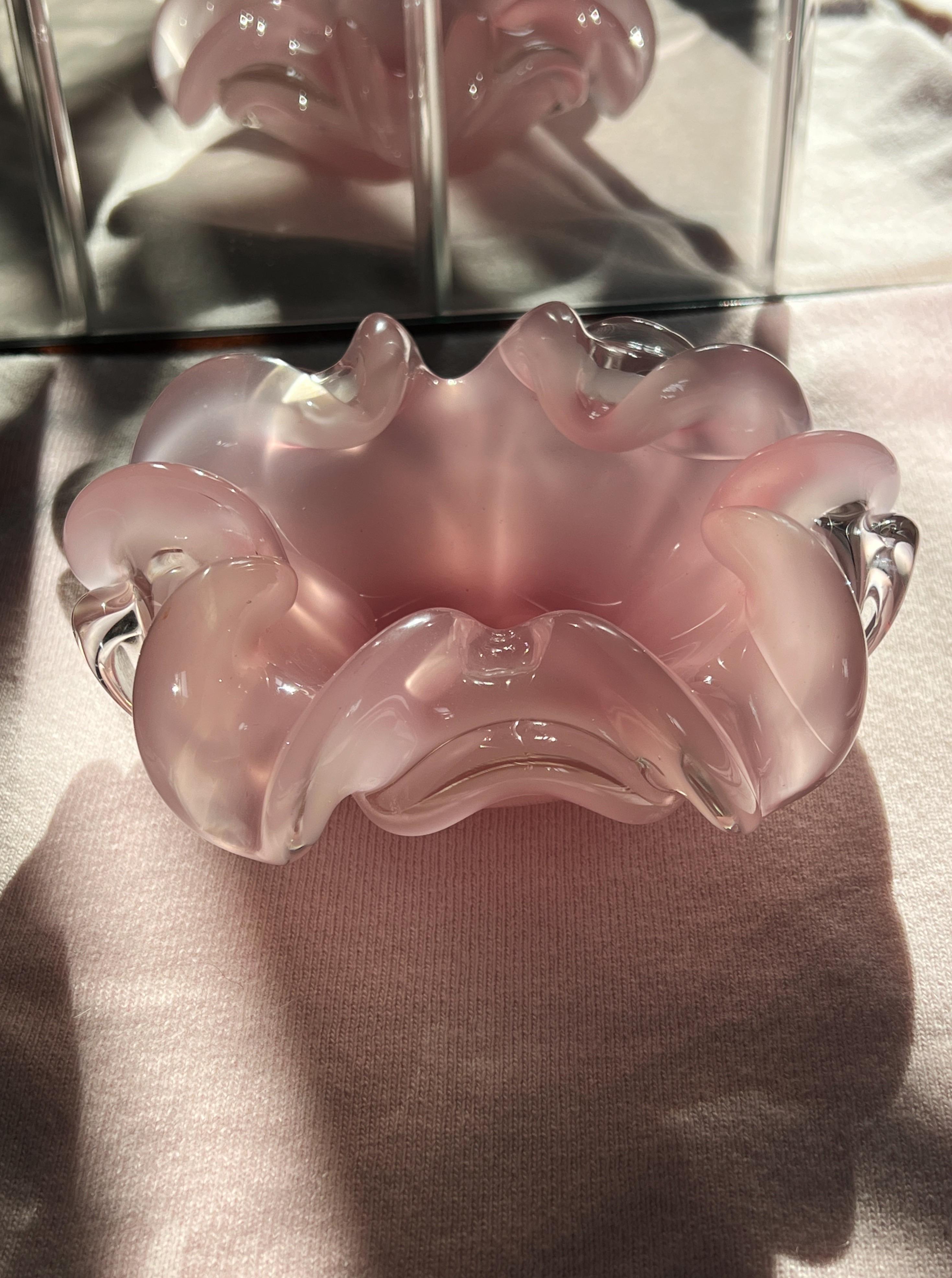 Cenicero Vintage de Cristal Rosa de Murano - Cristalería Retro Italiana Hecha a Mano, Alfiler Pastel Italiano en venta