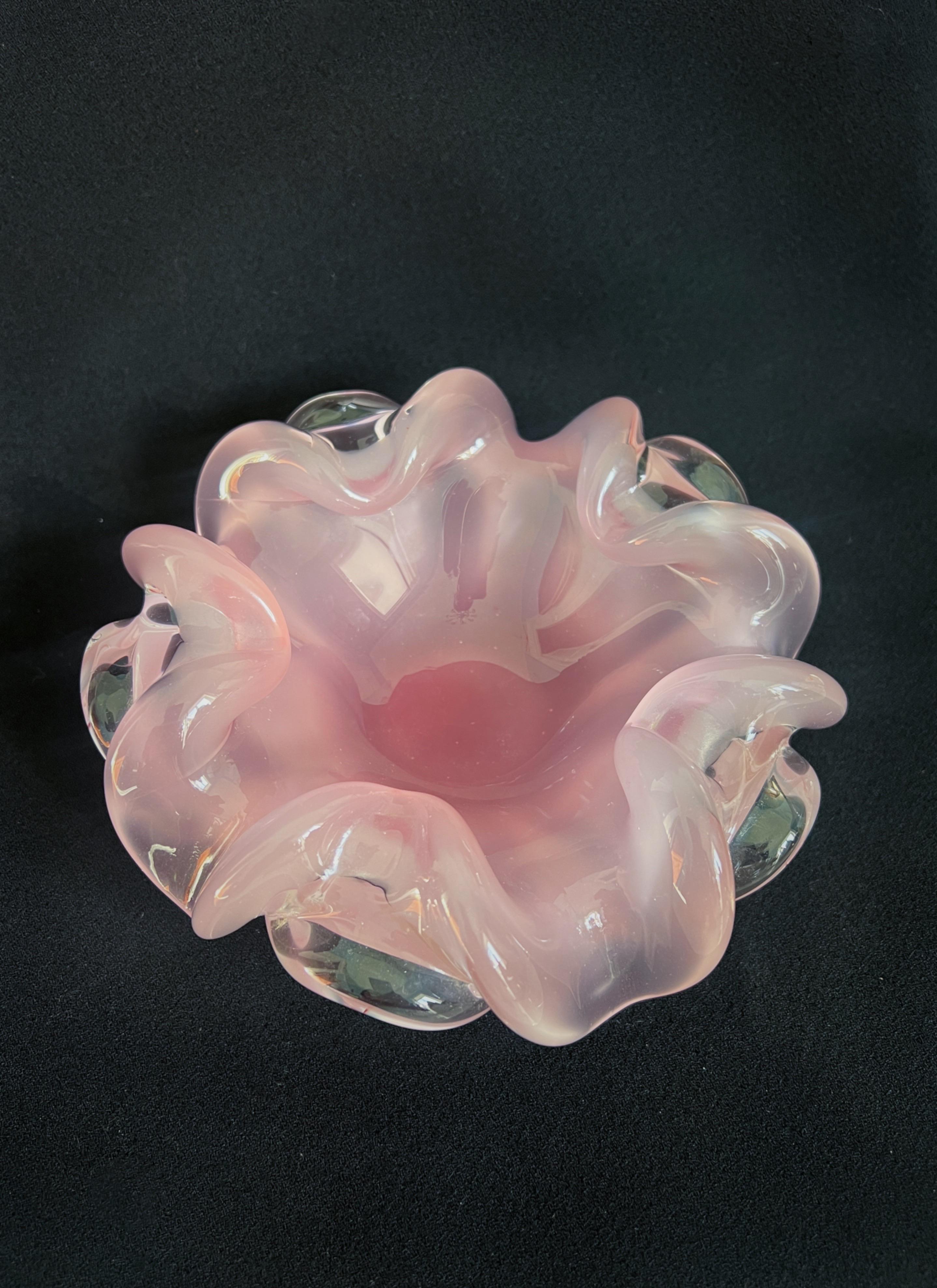 Cenicero Vintage de Cristal Rosa de Murano - Cristalería Retro Italiana Hecha a Mano, Alfiler Pastel siglo XX en venta