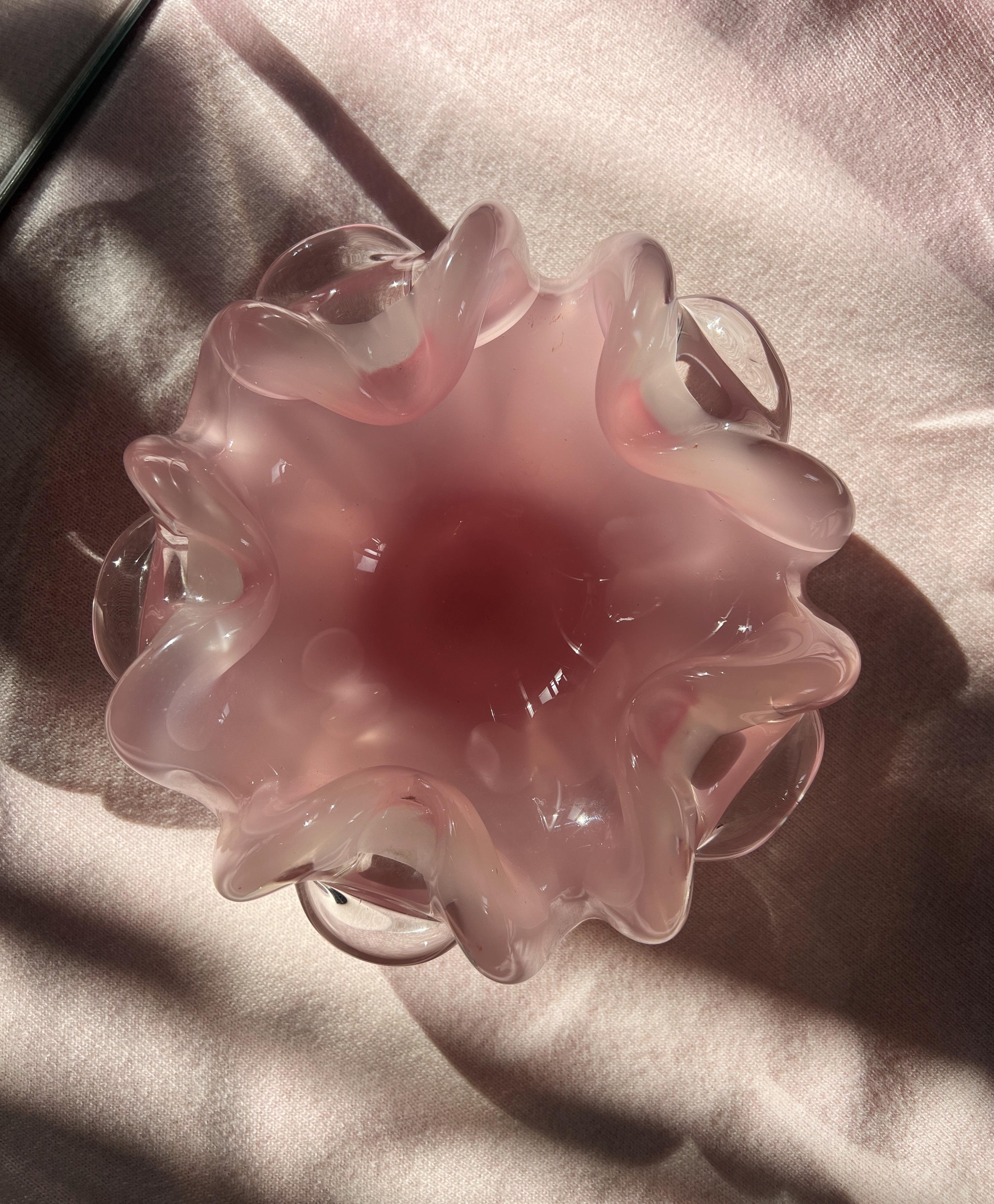 Cenicero Vintage de Cristal Rosa de Murano - Cristalería Retro Italiana Hecha a Mano, Alfiler Pastel en venta 1
