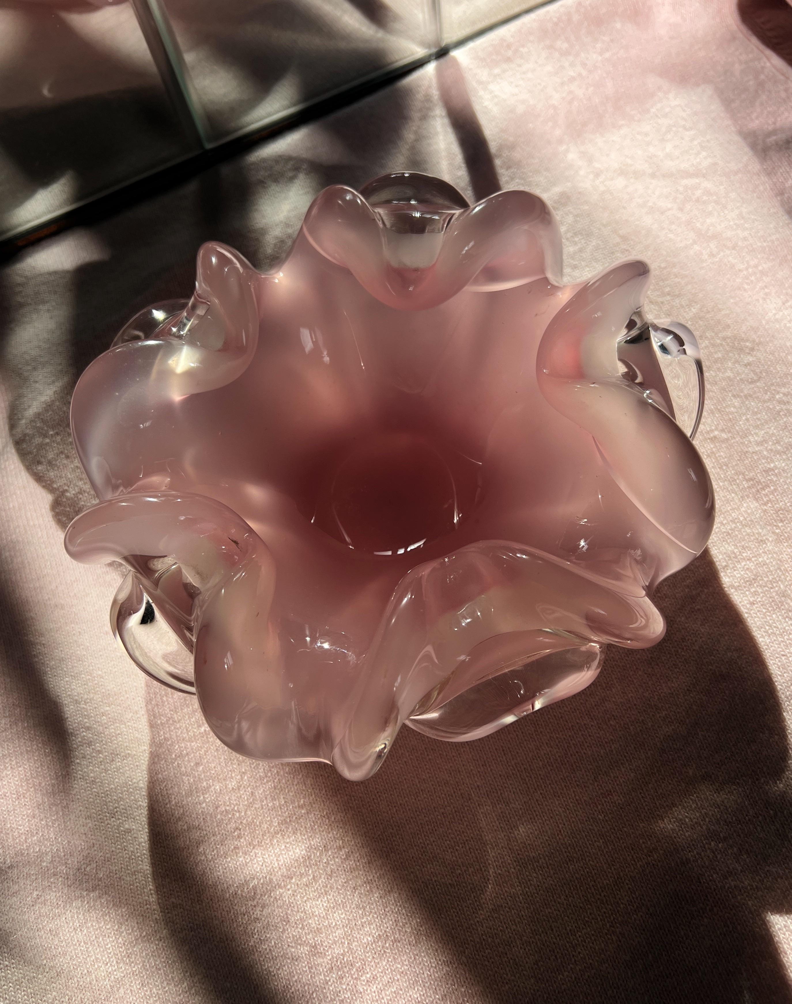 Cenicero Vintage de Cristal Rosa de Murano - Cristalería Retro Italiana Hecha a Mano, Alfiler Pastel en venta 2