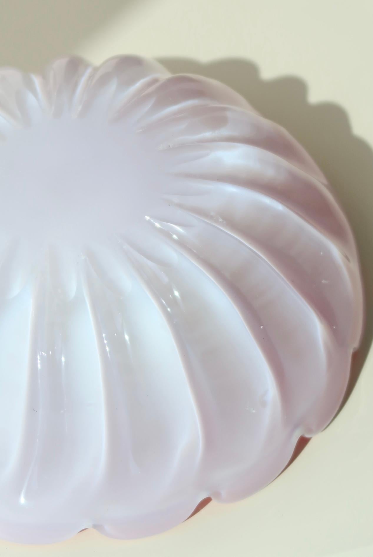 Ungewöhnlich schöne Vintage Murano Muschelschale. Mundgeblasenes rosa/rosa Glas in Form einer Muschel. Die Schale ist aus massivem Glas gefertigt. Scheint in gutem Zustand zu sein, ohne Chips mit Gebrauchsspuren auf der Oberfläche an der Unterseite.