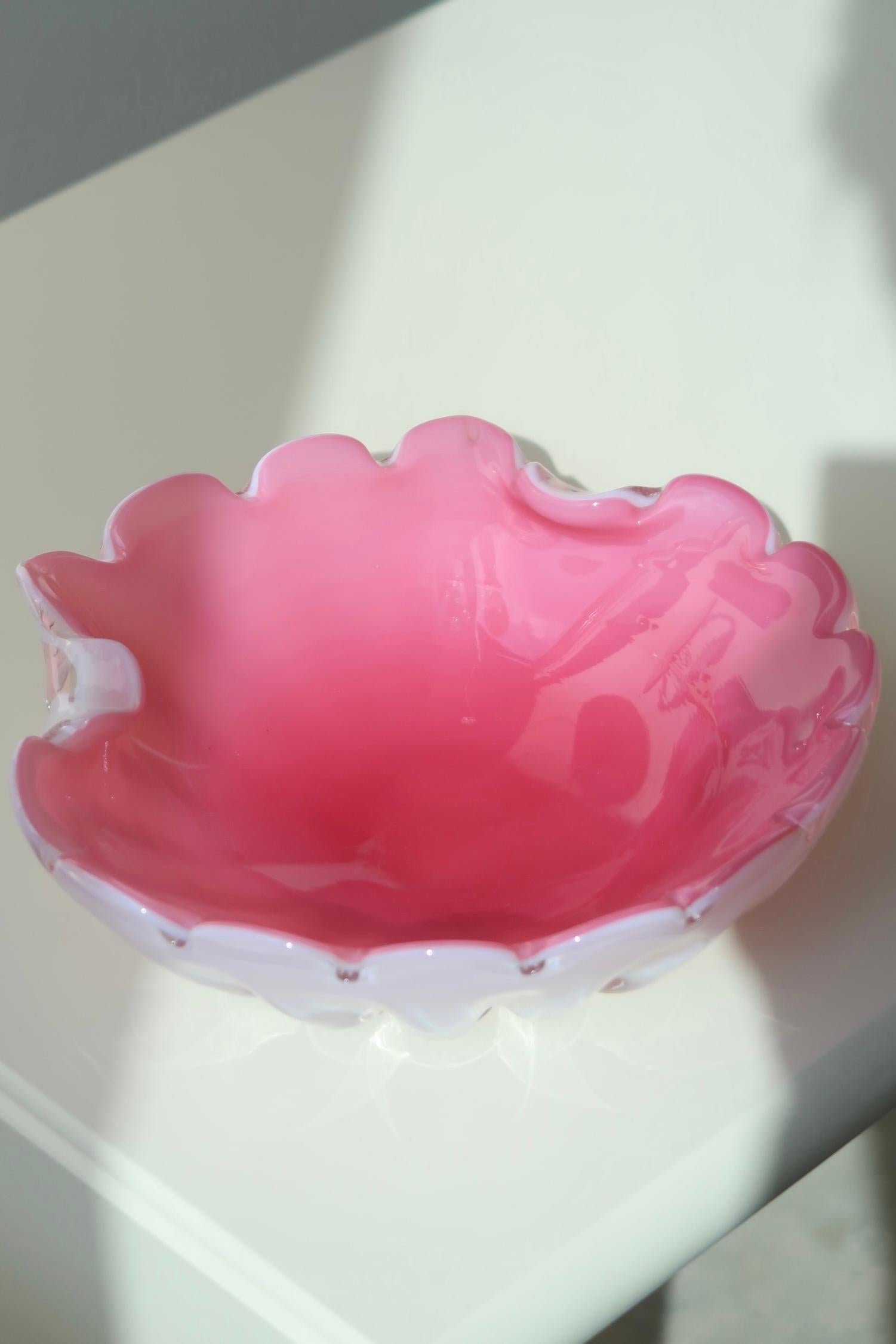 Vintage Murano Pink Opal Shell Clam Bowl Mouth Blown Glass In Good Condition In Copenhagen, DK
