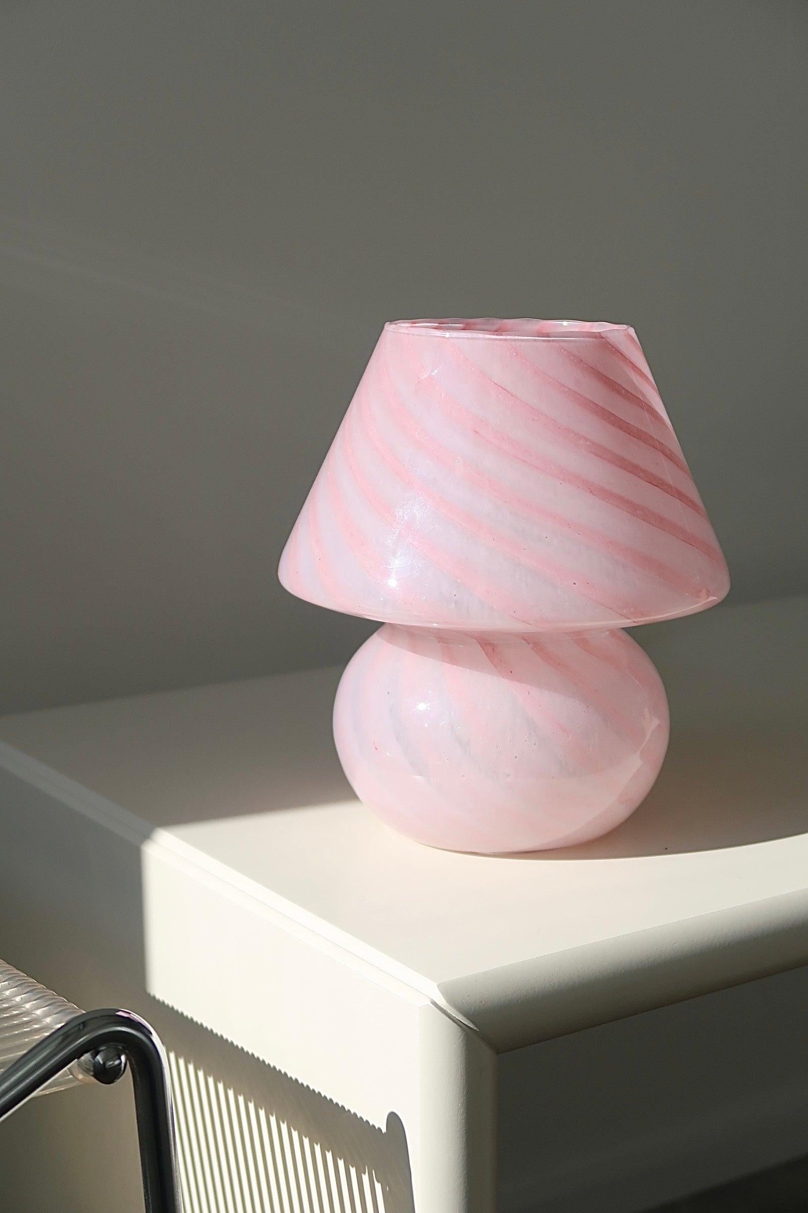 Vintage Murano lampe de table champignon bébé. Verre soufflé à la bouche en verre rose avec motif tourbillonnant. Fait à la main en Italie, années 1970. H:18.5 D:16 cm.