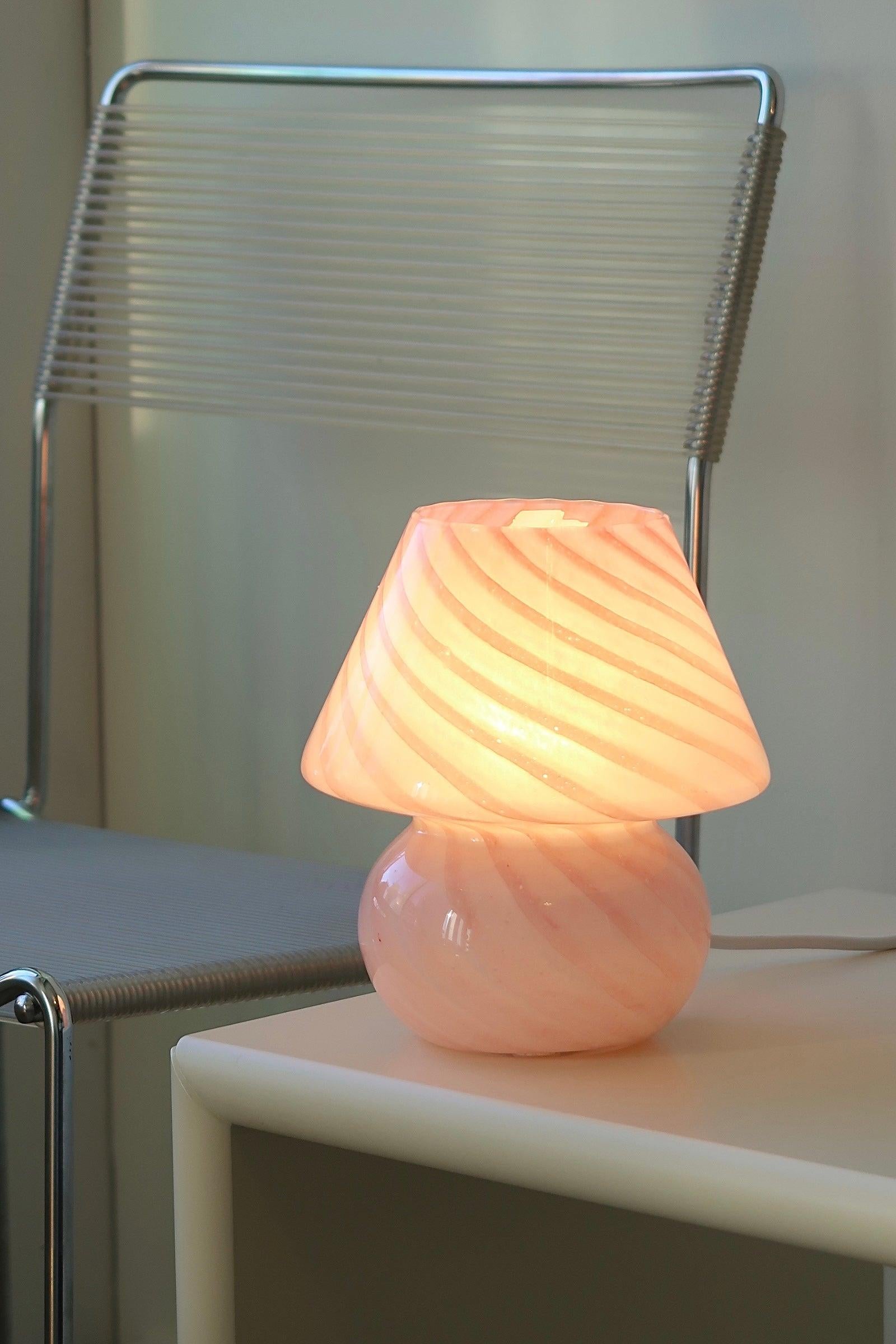 Mid-Century Modern Vintage Murano Pink Swirl Baby Mushroom Table Lamp, mouth blown in Italy For Sale