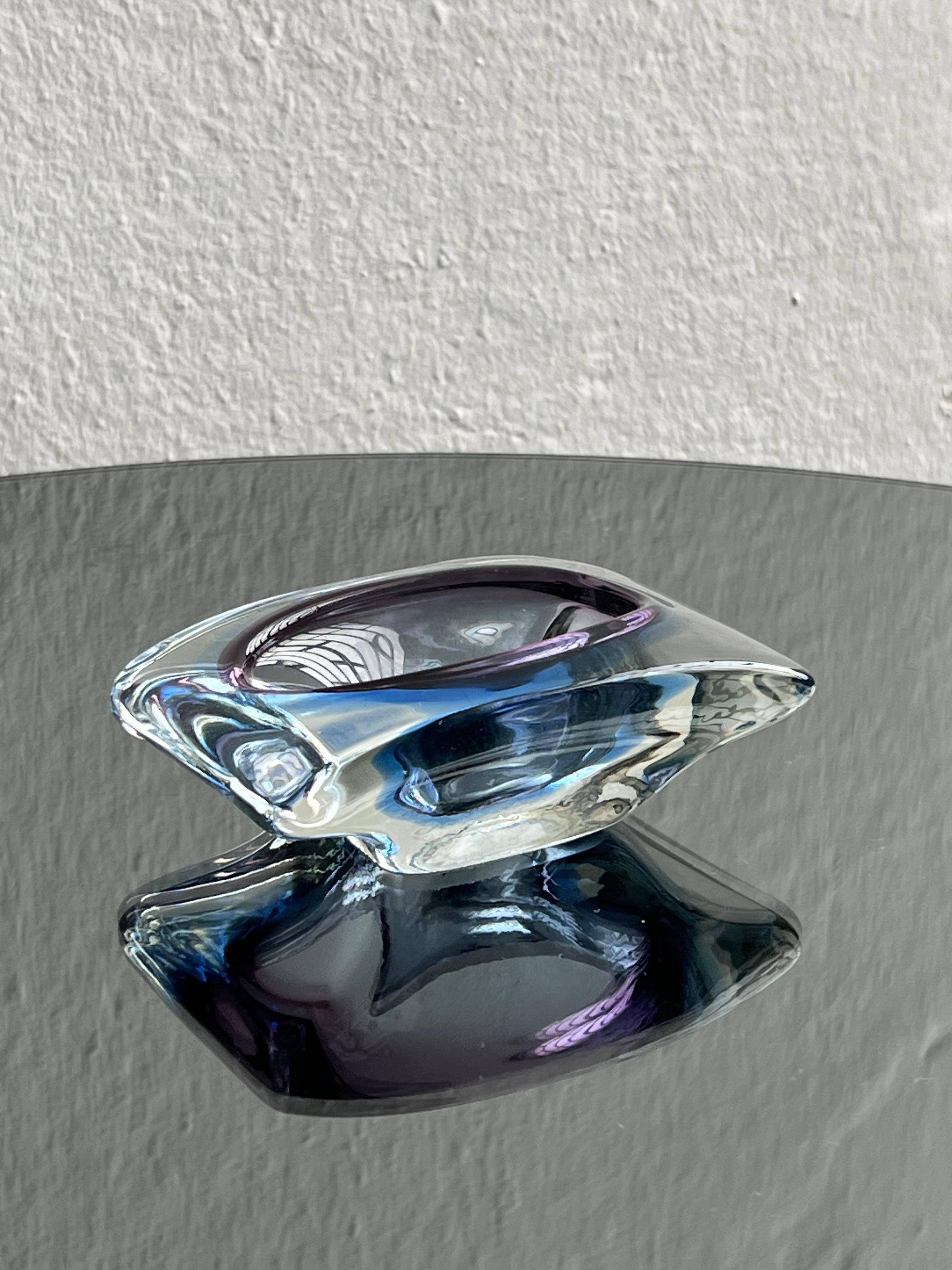 Metà XX secolo Vaso tascabile di Murano d'epoca in viola e blu, raro vaso decorativo degli anni '60 in vendita