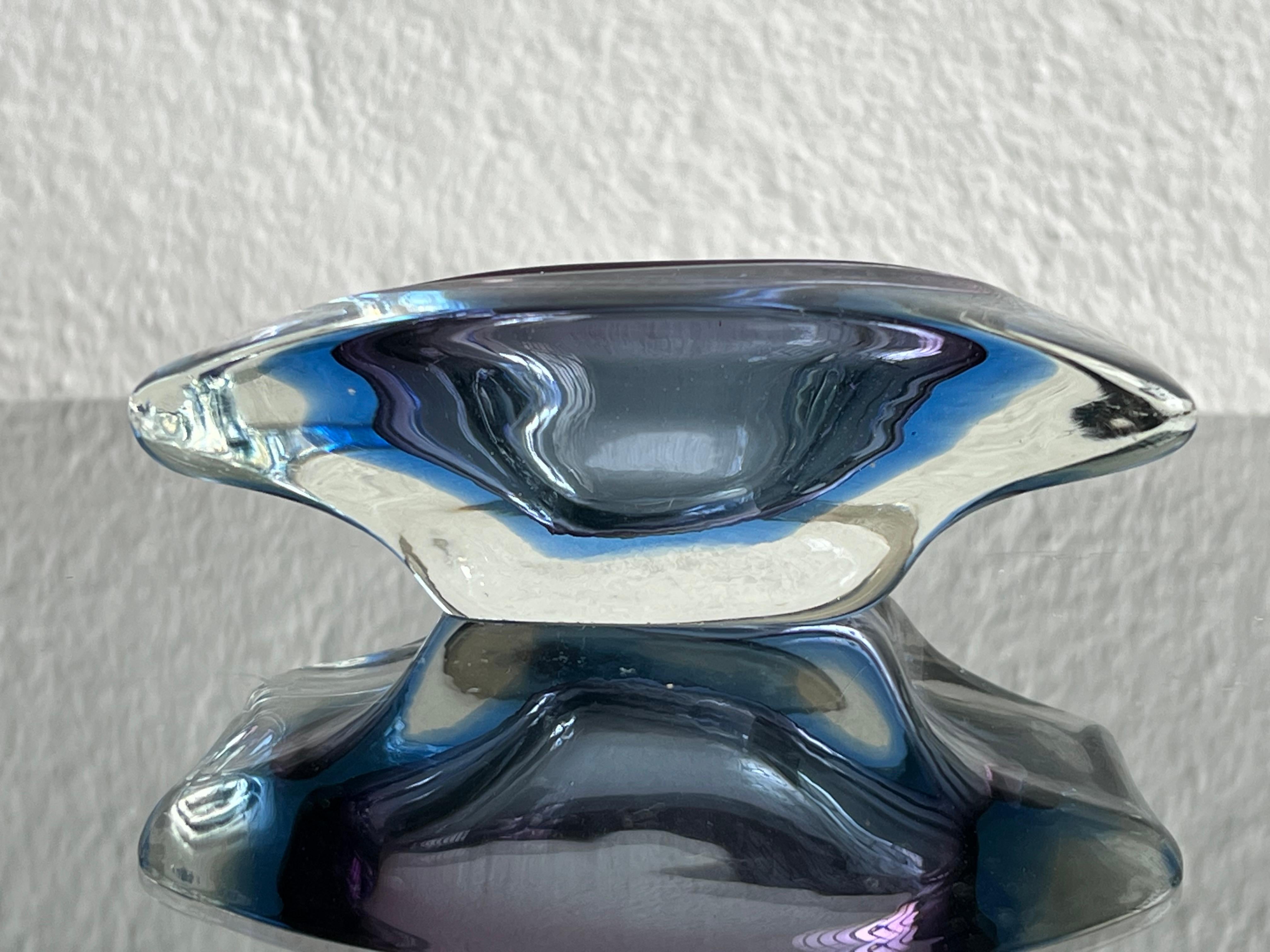 Vaso tascabile di Murano d'epoca in viola e blu, raro vaso decorativo degli anni '60 in vendita 1