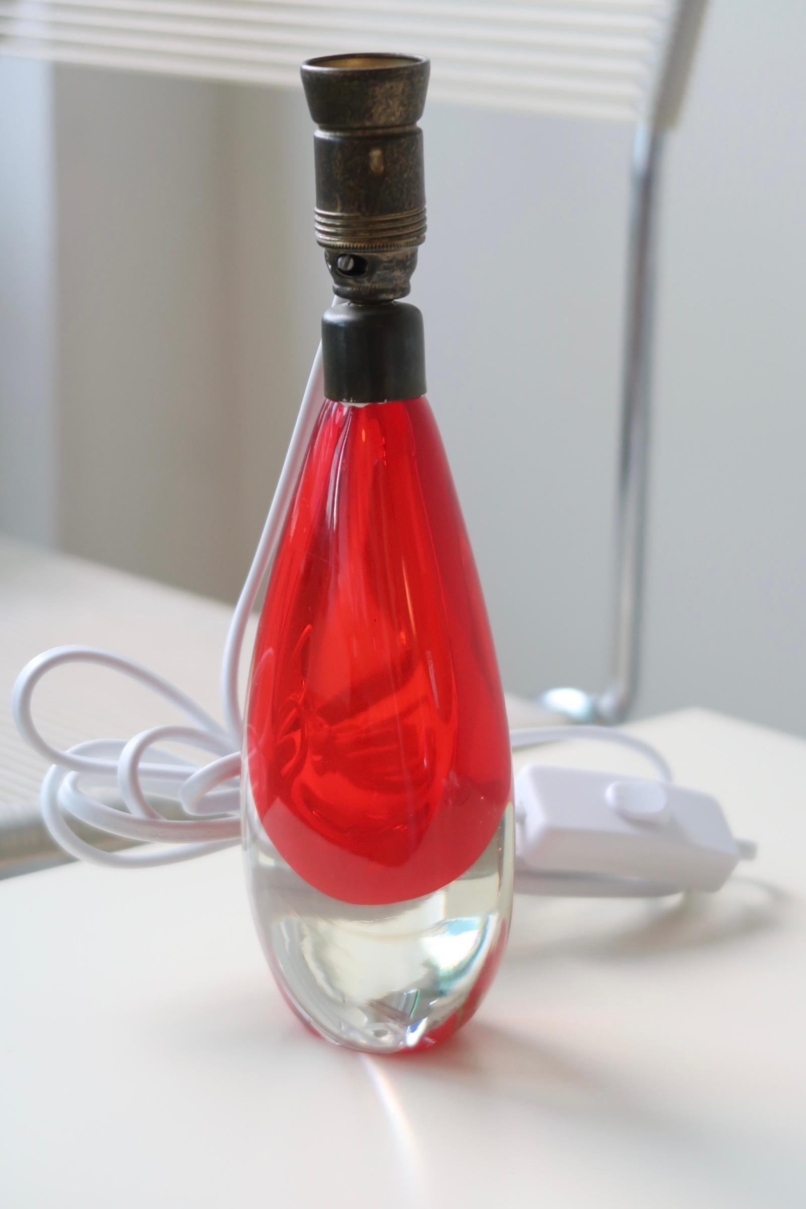 Beautiful vintage Murano Sommerso lamp base in red and transparent glass. The perfect Size for a bedside table or a windowsill. Made in Sommerso technique. Handmade in Italy, 1970s, and comes with new white cord.

H:22.5 cm W:7.5 cm D:5 cm.