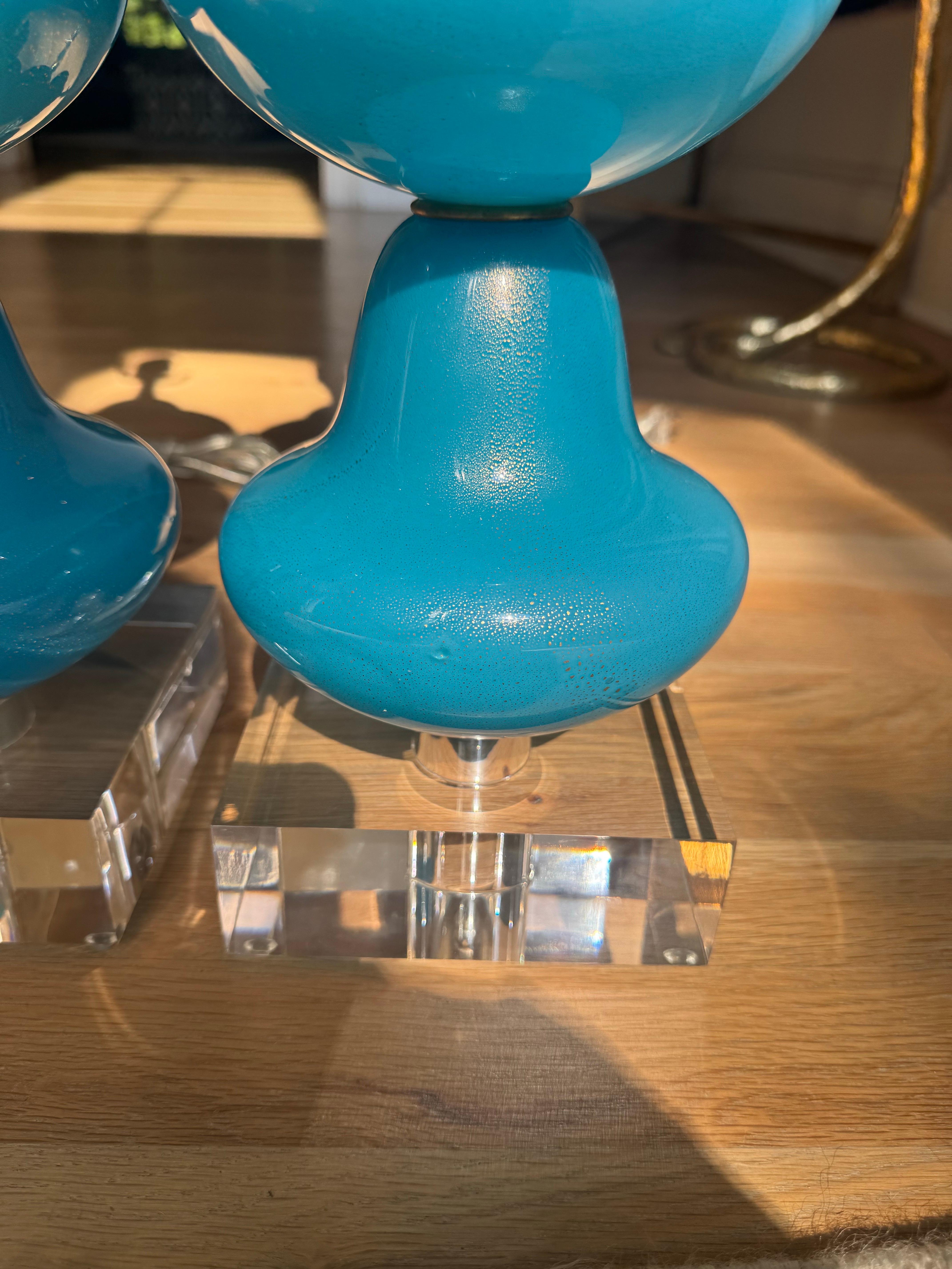Precioso cristal soplado apilado con un color TEAL muy rico y montones de ORO soplado en el cristal. Mira el vídeo para ver de cerca la magia del oro. El diseño de la copa es único y divertido, y se combina con una base gruesa de lucita para