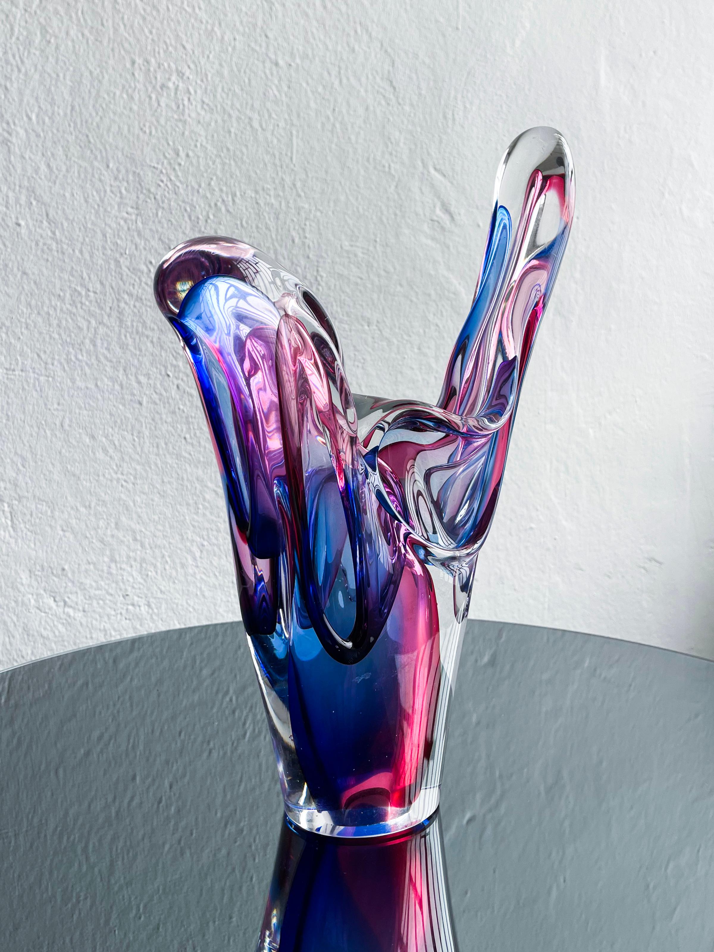Big Murano Skulptur - Sommerso Glasvase - Sammlerstücke aus Muranoglas - Dekoration für Bücherregal , Tische 

Große, schwere und außergewöhnliche Murano-Skulptur aus blauem und violettem Sommerso-Glas. Diese fließende und faszinierende, zeitlose