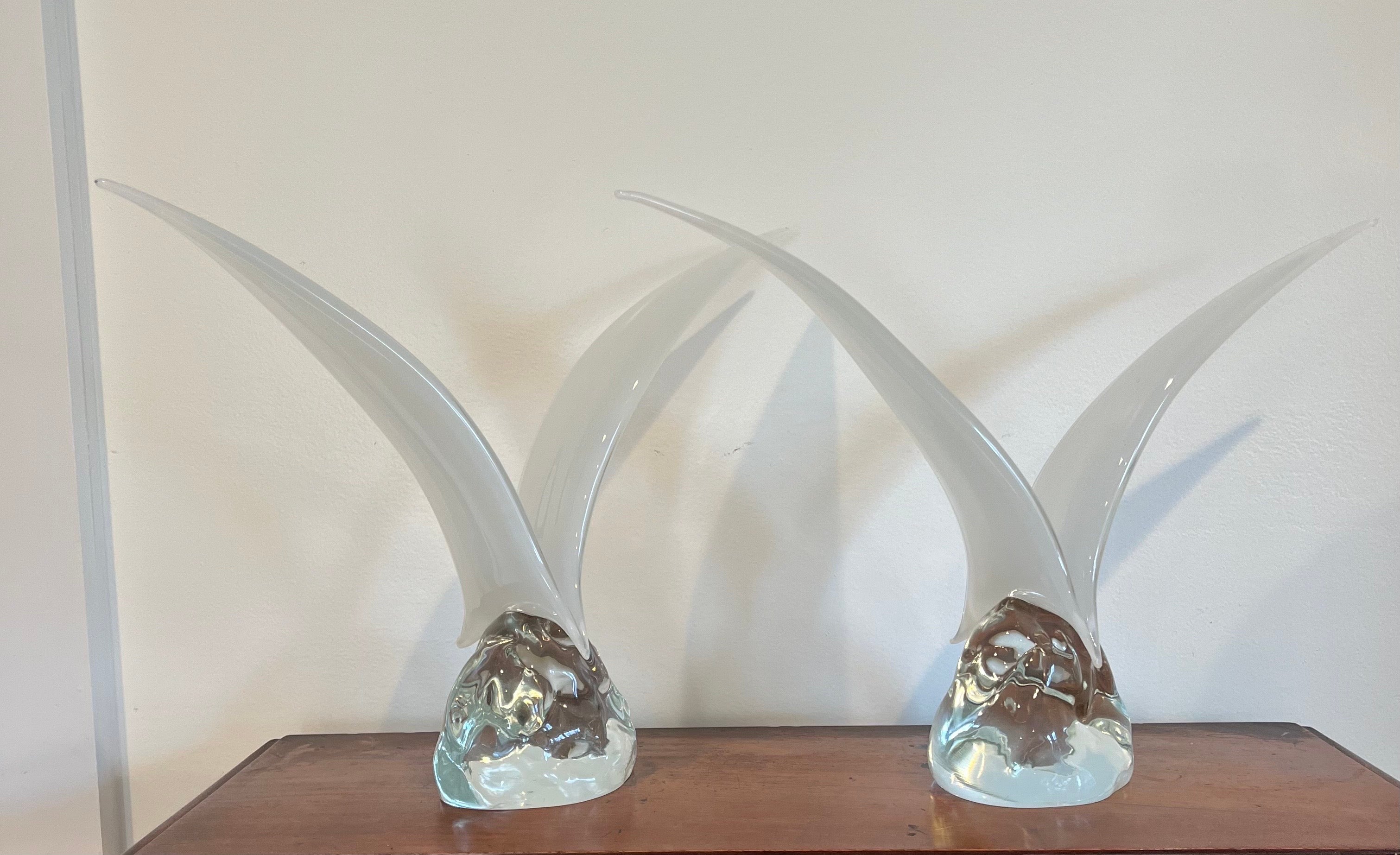 Le eleganti sculture catturano la bellezza e la libertà dei gabbiani in volo, con le ali elegantemente spiegate. Soffiato a mano in vetro di Murano bianco e incontaminato e montato su una solida base di cristallo, ogni pezzo è una straordinaria