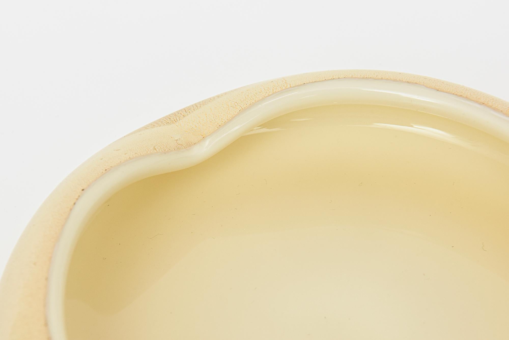 Niedrige Vintage Murano Seguso Gold Aventurin-Servierschale mit weißem Rand und weißem Rand Serviergeschirr im Zustand „Gut“ im Angebot in North Miami, FL