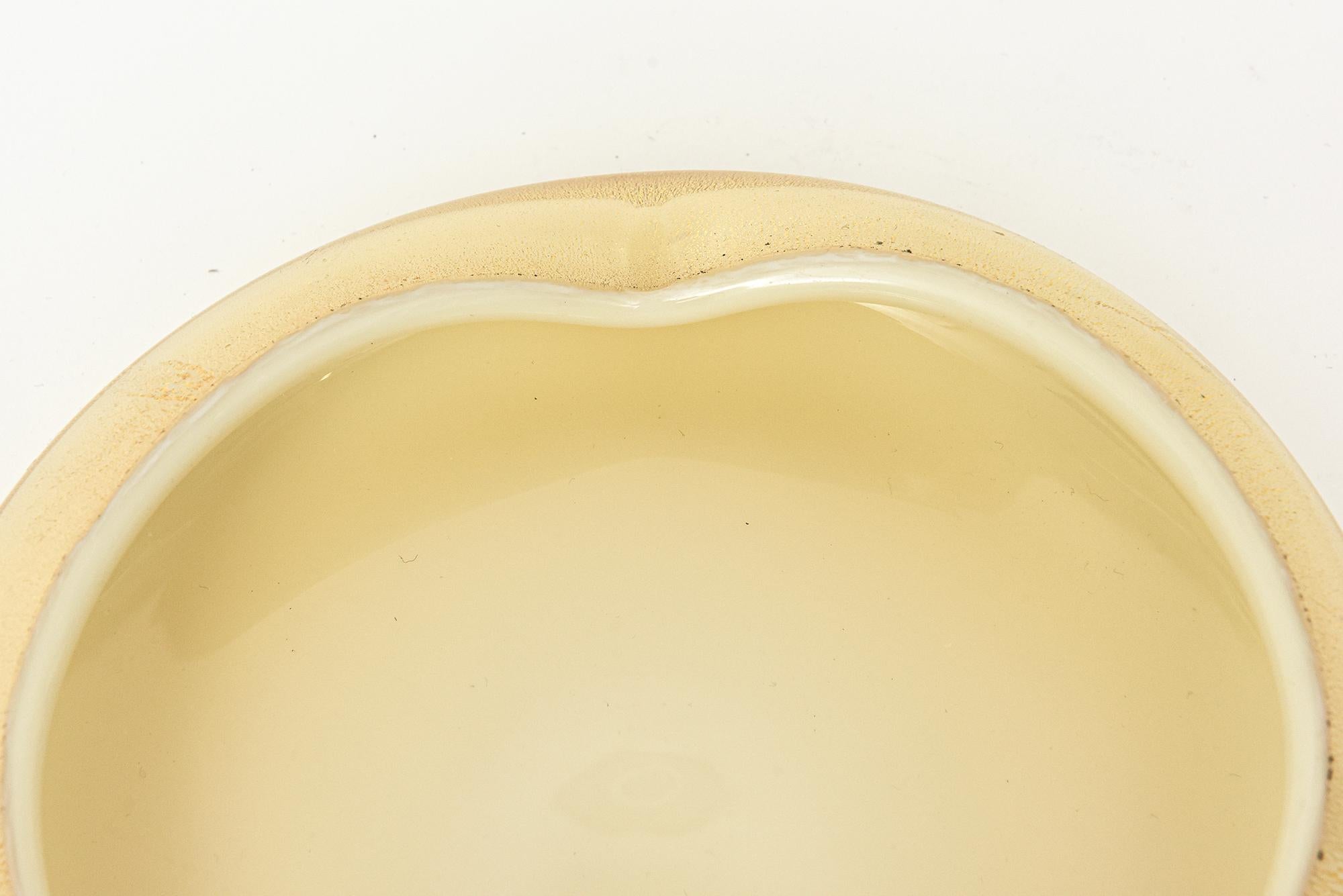 Niedrige Vintage Murano Seguso Gold Aventurin-Servierschale mit weißem Rand und weißem Rand Serviergeschirr (Mitte des 20. Jahrhunderts) im Angebot