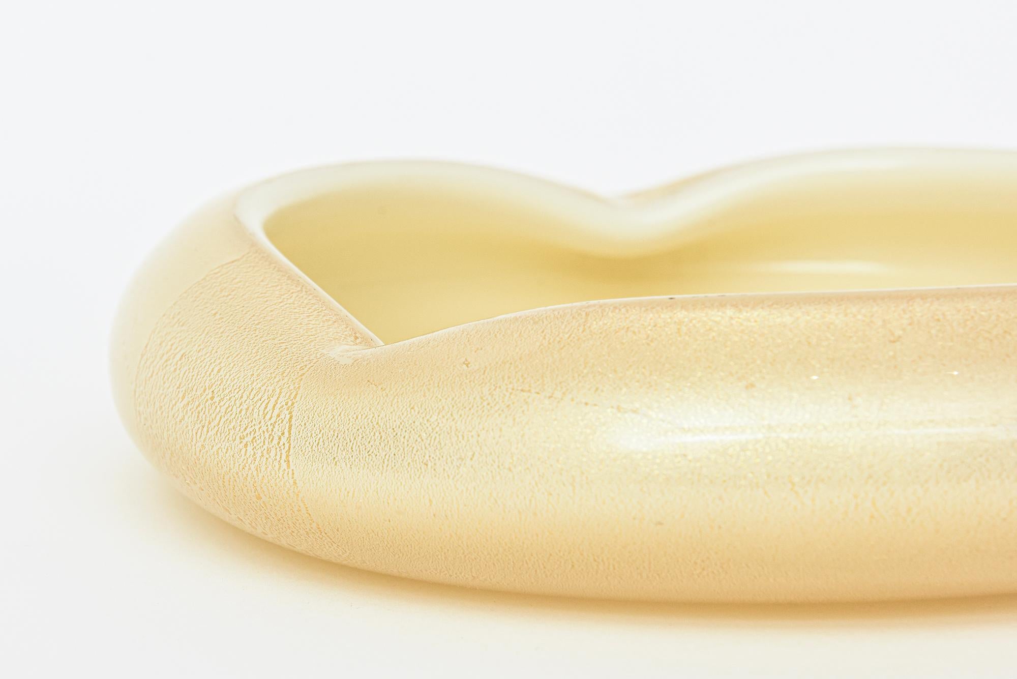 Niedrige Vintage Murano Seguso Gold Aventurin-Servierschale mit weißem Rand und weißem Rand Serviergeschirr (Geblasenes Glas) im Angebot